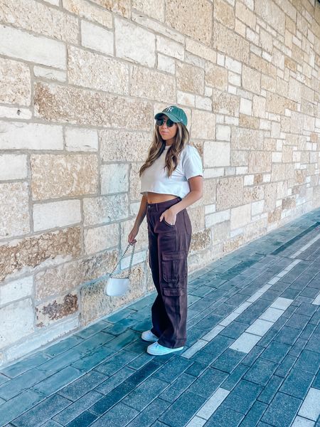 Shein finds, cargo pants, brown cargo pants, Shein, crop top, platform converse, ny Yankees hat green