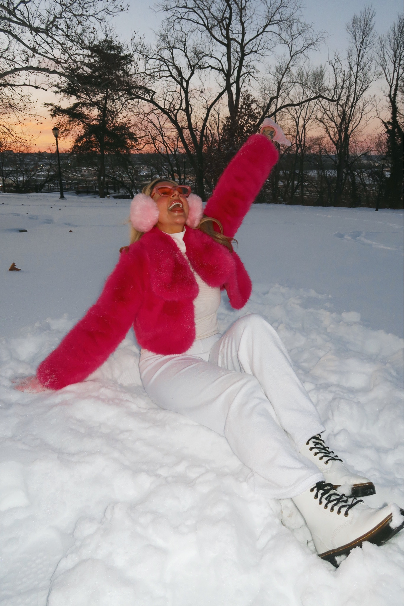 Wearing size small in the pink fur jacket, and matching  sweat suit. 

Wearing size medium in white turtleneck 

Wearing a L/XL in the thermal tights (I suggest going up in a size like I did if you have long legs) 

Size 7.5 shoe

Measurements: 32DD, 26/27 waist
Follow me on socials @travelwithbreezyy