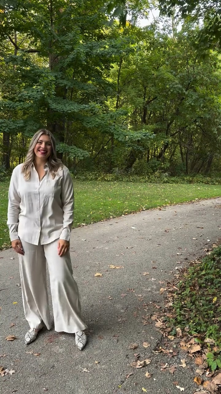 Tucked? Untucked? Half tucked? The biggest problem millennials face some days. Truly loving this matching set for in office days. We all know I am here for any monochrome moments 🤎 the quality is high and I can see myself mixing and matching this as the seasons progress. 

#americantall #talloutfit #tallgirl #tallfashion