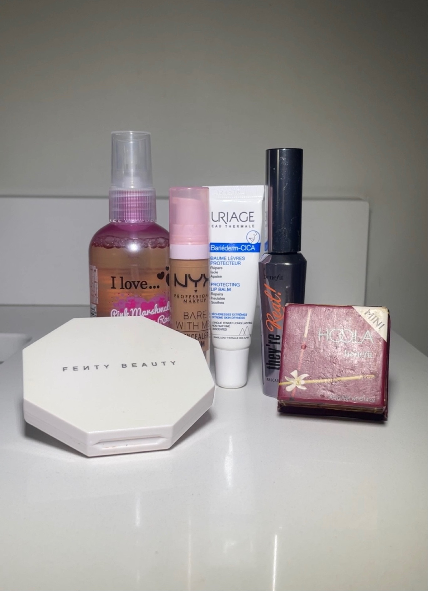 My everyday makeup products!
everday makeup, makeup look, natural makeup, makeup must haves, makeup essentials, benefit, fenty beauty, hoola bronzer, mascara, perfume, concealer, lip balm