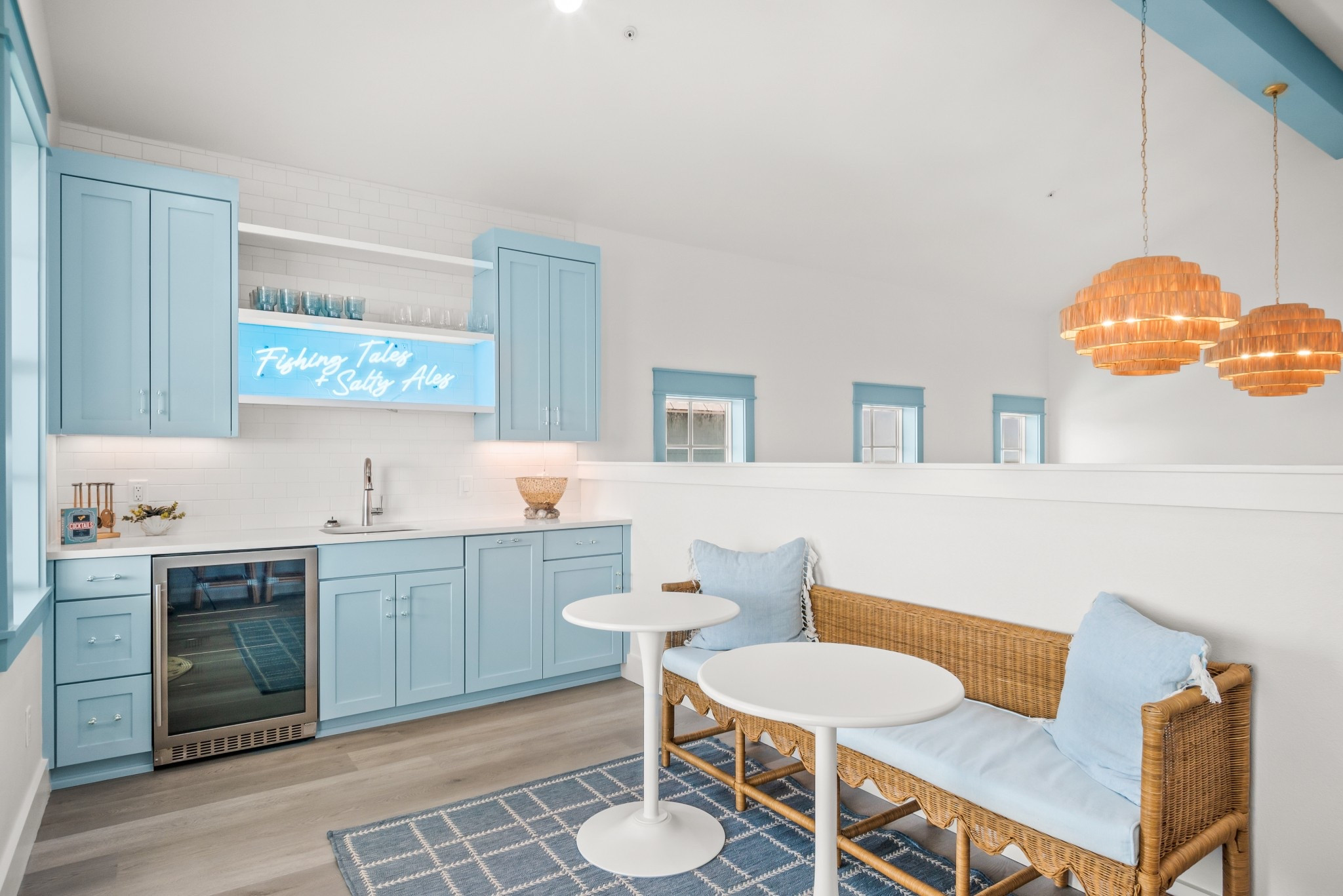 Sips with a view? Yes, please.🌊 This coastal bar design brings the breezy vibes and the best seat in the house—straight to the sea. Now serving: oceanfront happy hour! 🍹