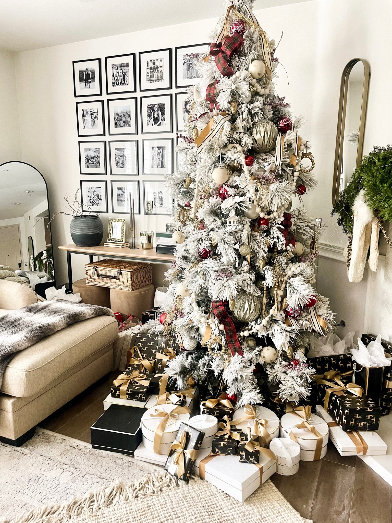 Our docked Christmas tree this year! 

Ornaments
Christmas decor
Christmas tree
Christmas decorating 
Ribbon
Frosted berries
Christmas ornaments 

#LTKHoliday #LTKhome #LTKSeasonal