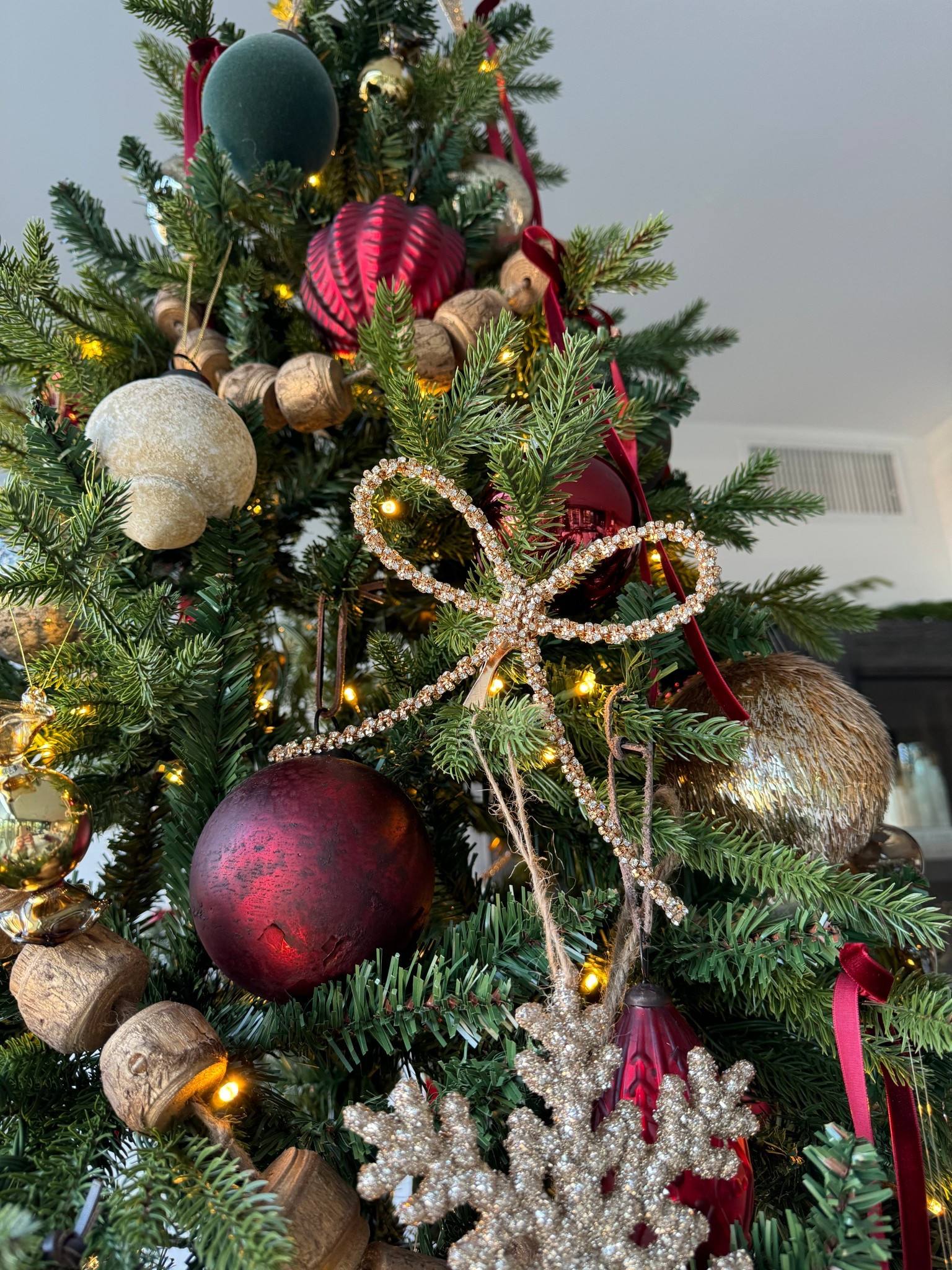 Cutest sparkly bow clip ornament is back in stock!🎄

#LTKSeasonal #LTKStyleTip #LTKFindsUnder50