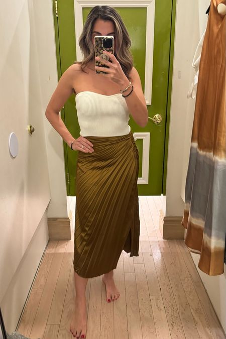 I’m sorry what Forever 21?! This outfit is definitely a keep! Pleated skirt and stretchy knit tube top. 



#LTKfindsunder50 #LTKSeasonal #LTKstyletip