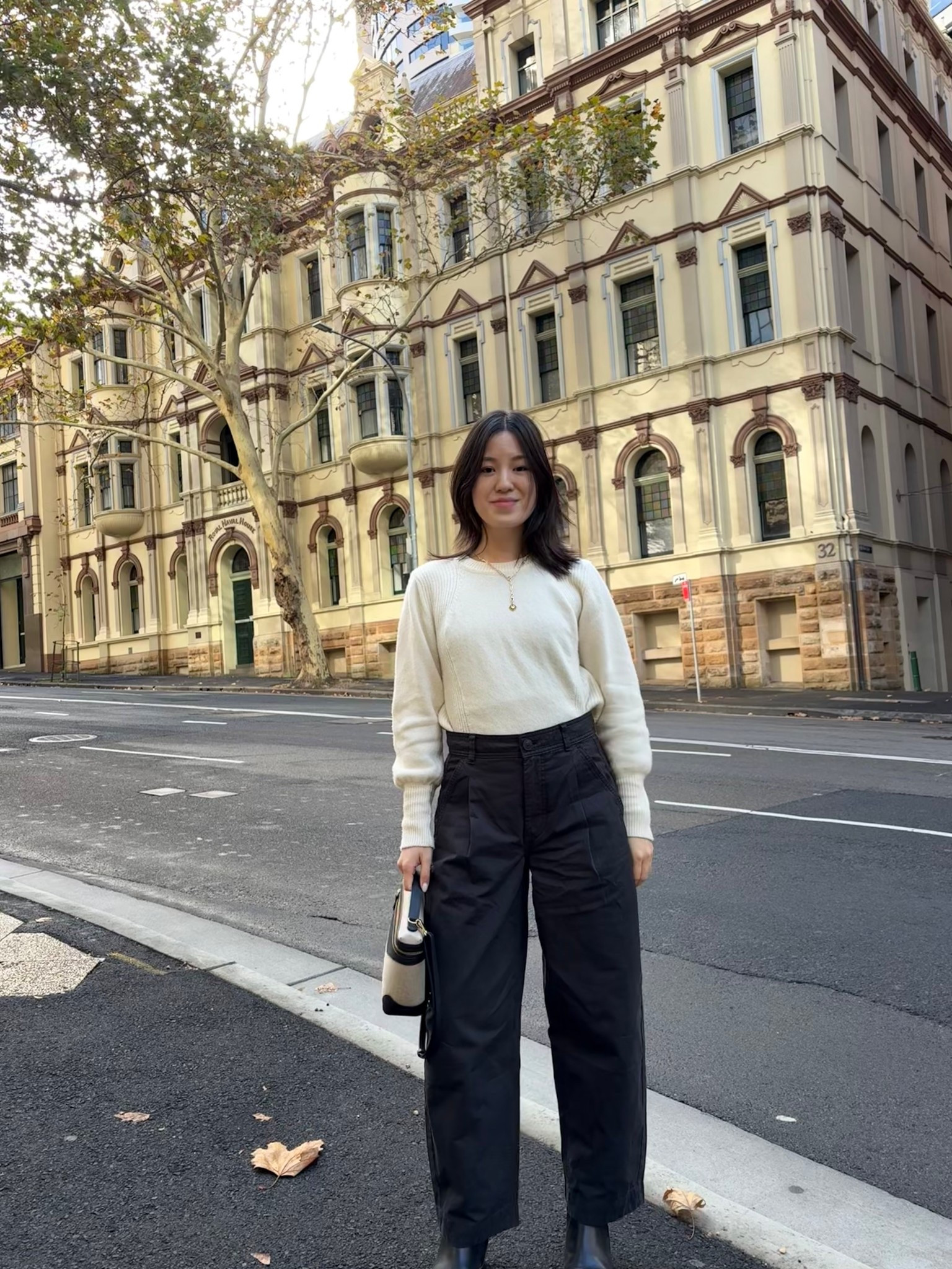 Wearing the everywhere pant in US2. Slightly loose so fits like a mid rise 