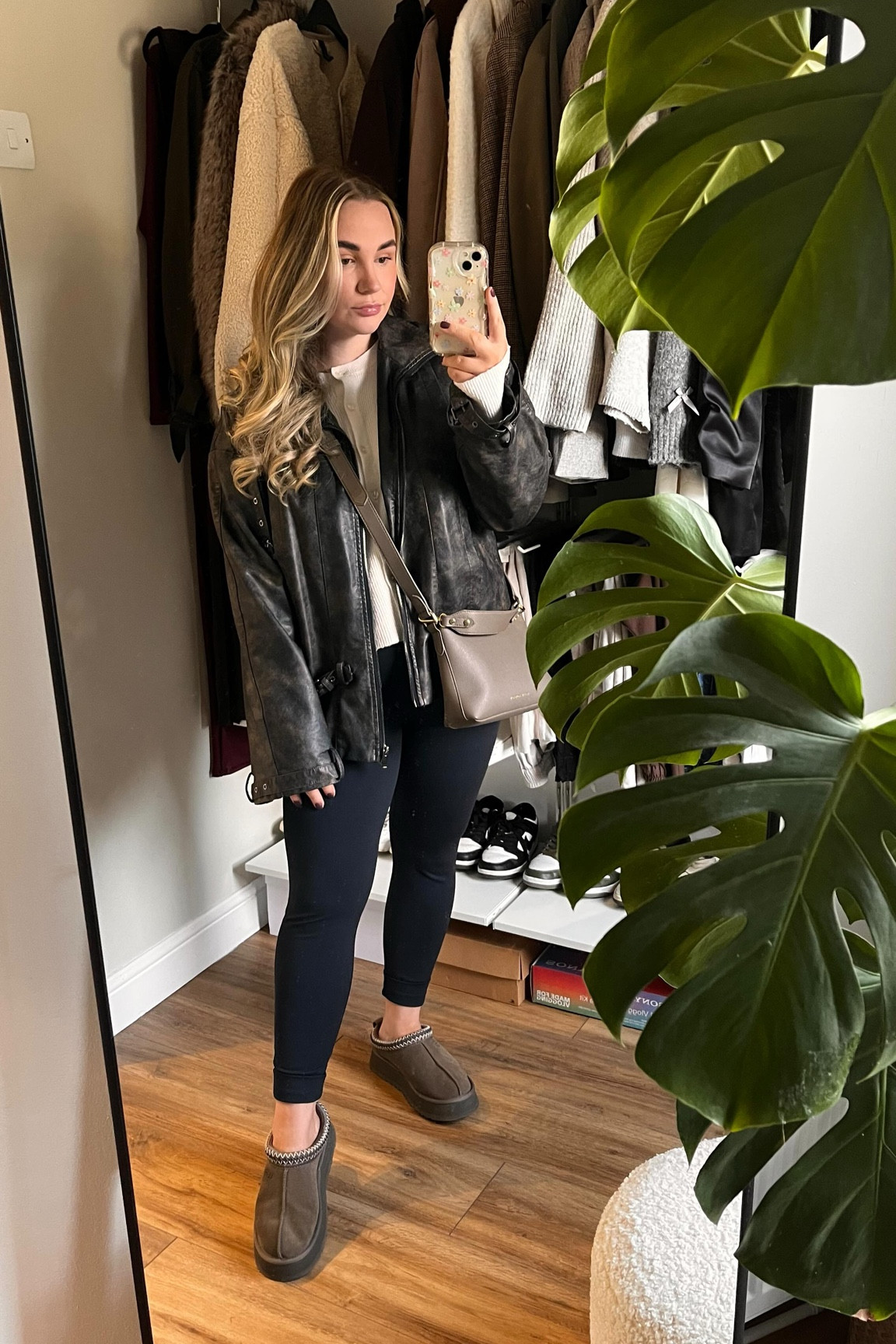 A little GRWM this morning for a busy day of mum lifing 🥰 and the cutest appearance halfway 🤗 #klicons #autumn #style #mumlife #muminsta #winterfit #leatherjacket #uggs #cutecardigan