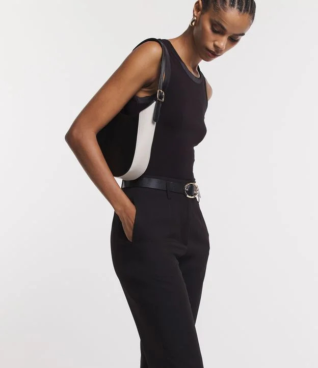 Calça Cenoura Alfaiatada com Cinto Fivela em Material Sintético Preto | Renner (BR)