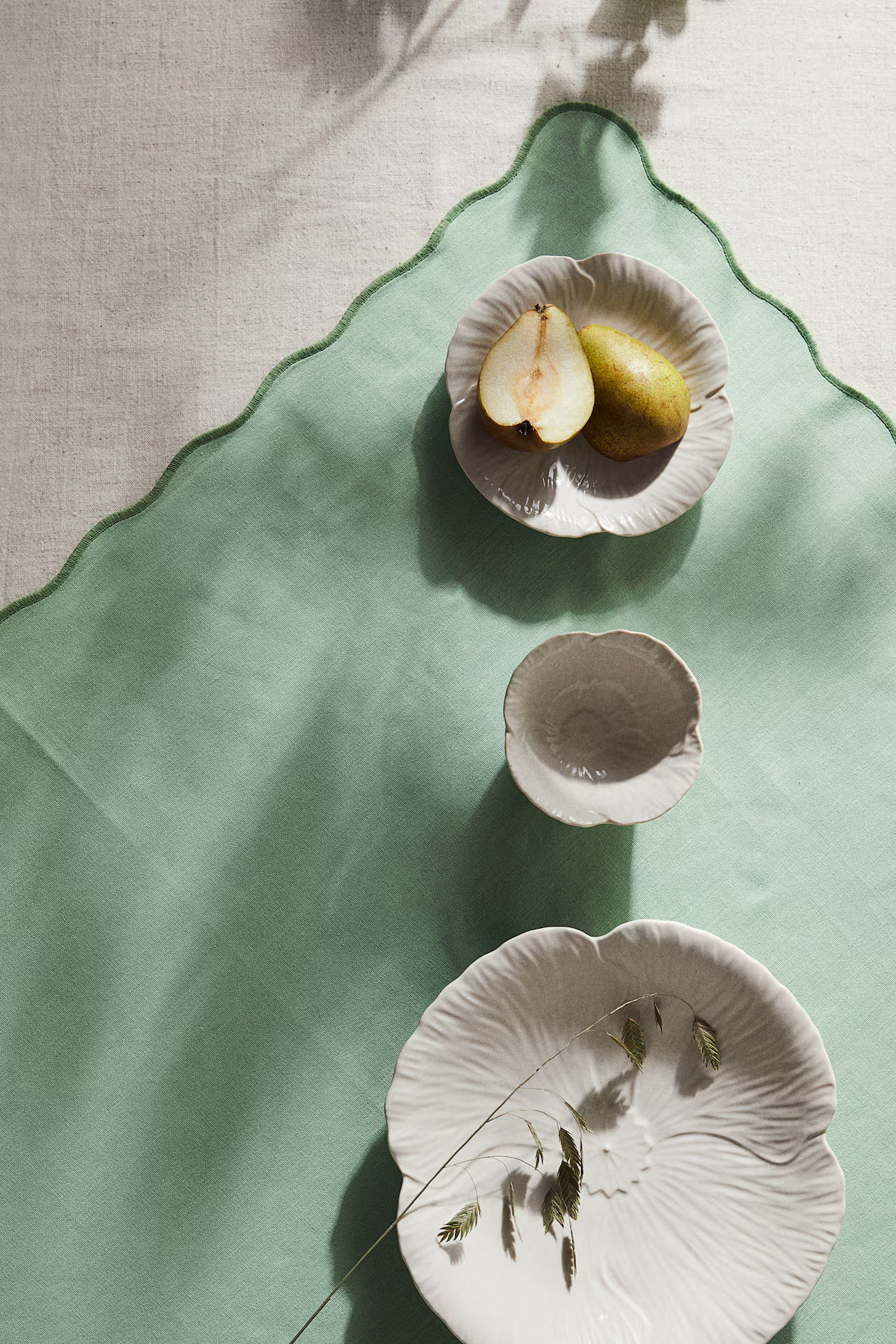 Scallop-edged tablecloth | H&M (UK, MY, IN, SG, PH, TW, HK)