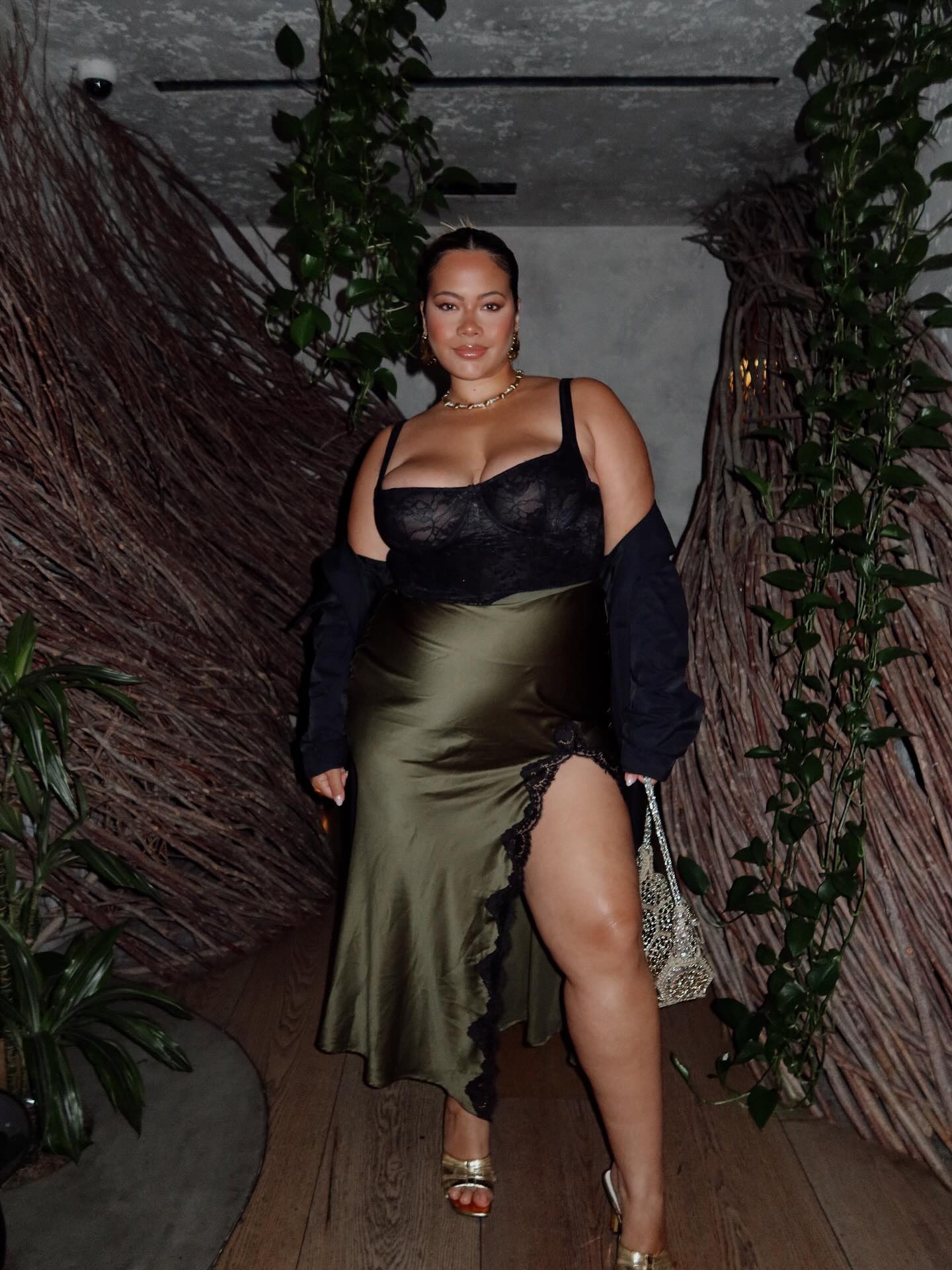 A mood 🫒✨🤎

@skims 
@victoriassecret 
@juliavaughn