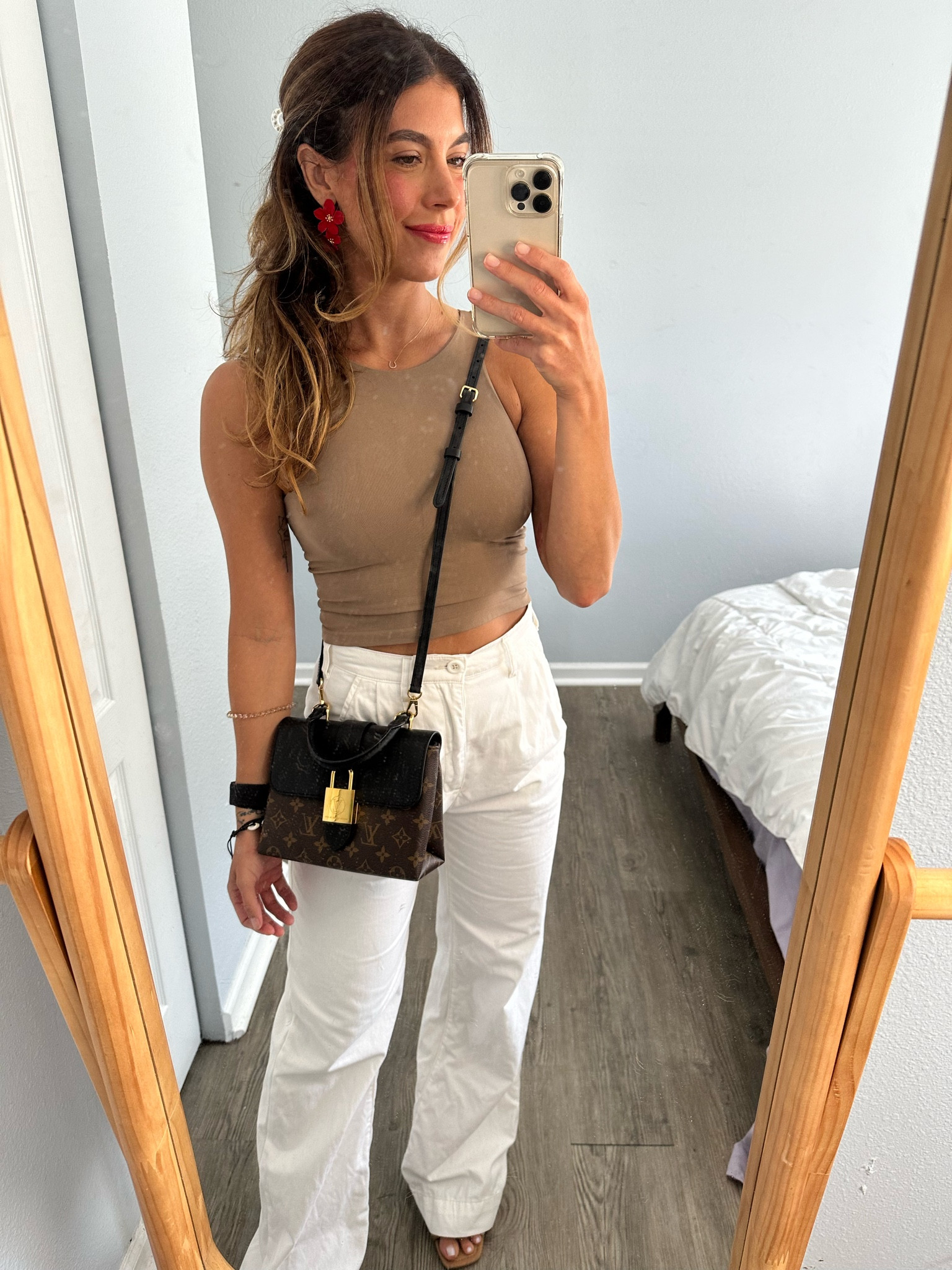 An easy, comfy, but chic look. These little Amazon earrings brings some color to this otherwise neutral look. The Pistola Ellery pants are such a great relaxed fit with a cinched waist to keep your shape looking streamlined. I always focus on making my waist the smallest part of my silhouette as I’m more hourglass/pear shaped. 