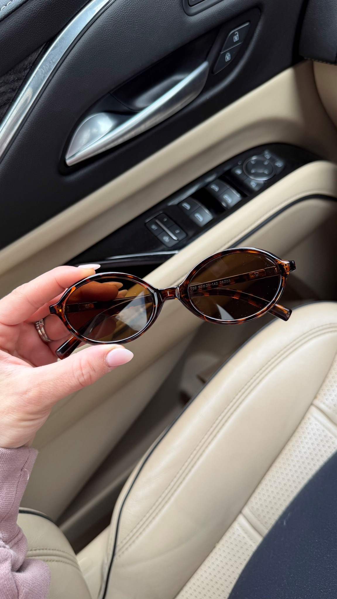 How cute are these oval sunglasses!? I’m obsessed 😍 Comes in a pack of 2 for only $16!!

Sunglasses | Trendy | Accessories 

Come Stay Awhile, Amanda Vernaci


#LTKootd #LTKSaleAlert