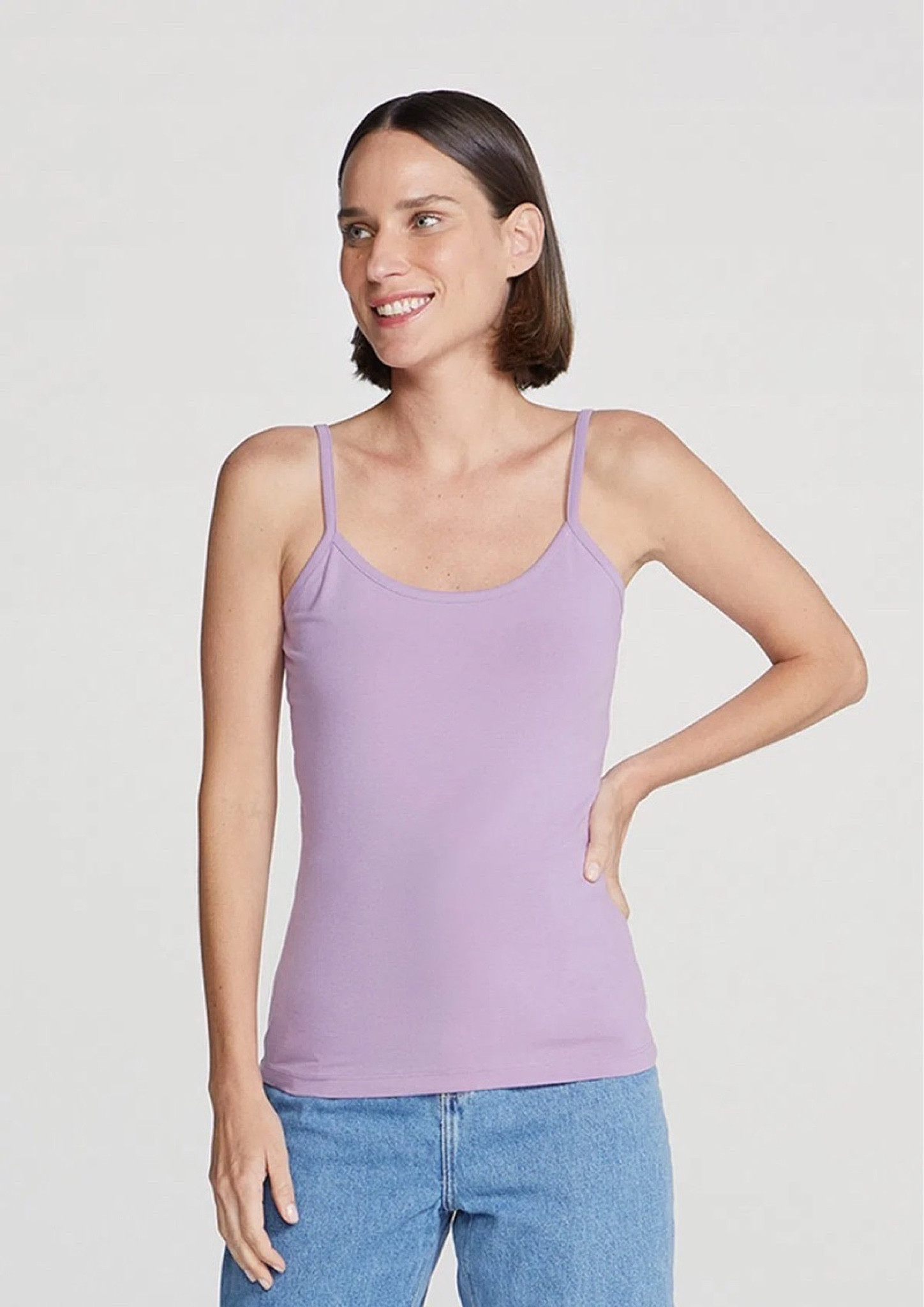 Regata Básica Feminina Em Malha. Elaborada em malha de algodão e elastano, esta peça possui alças finas e uma modelagem slim extremamente confortável, o tecido se ajusta ao corpo valorizando as curvas femininas. Modelagem regular, com corte reto, fica mais solta ao corpo sem marcar e nem prender os movimentos. Bem fresquinha, possui um decote U frente e costas com a barra reta. Invista na peça e diversifique as composições de looks no seu armário!

#LTKbrasil