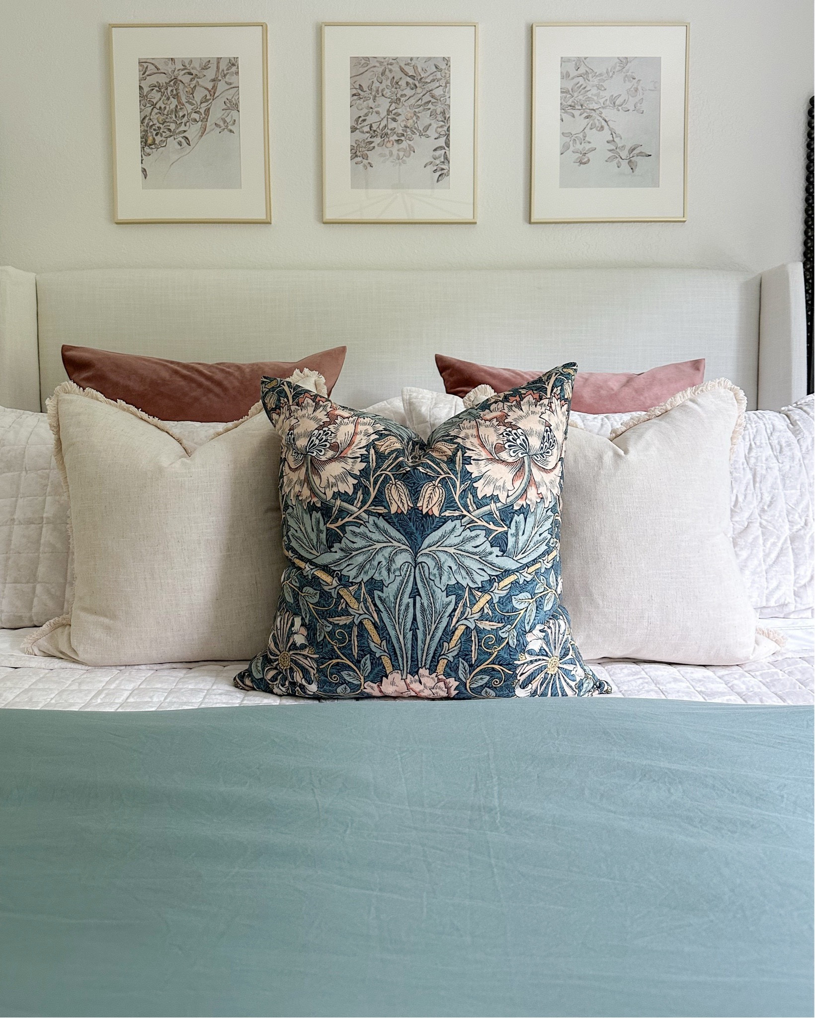 Pastels Bedroom Inspo

Bedding set  bedroom inspo  chic bedroom  pastels  sage green bedding  floral pillows  throw pillows  neutral bedding  earth tones  neutral tones  aesthetic bedding  duvet covers  duvets  TheSmittenCollective

#LTKFindsUnder100 #LTKStyleTip #LTKHome