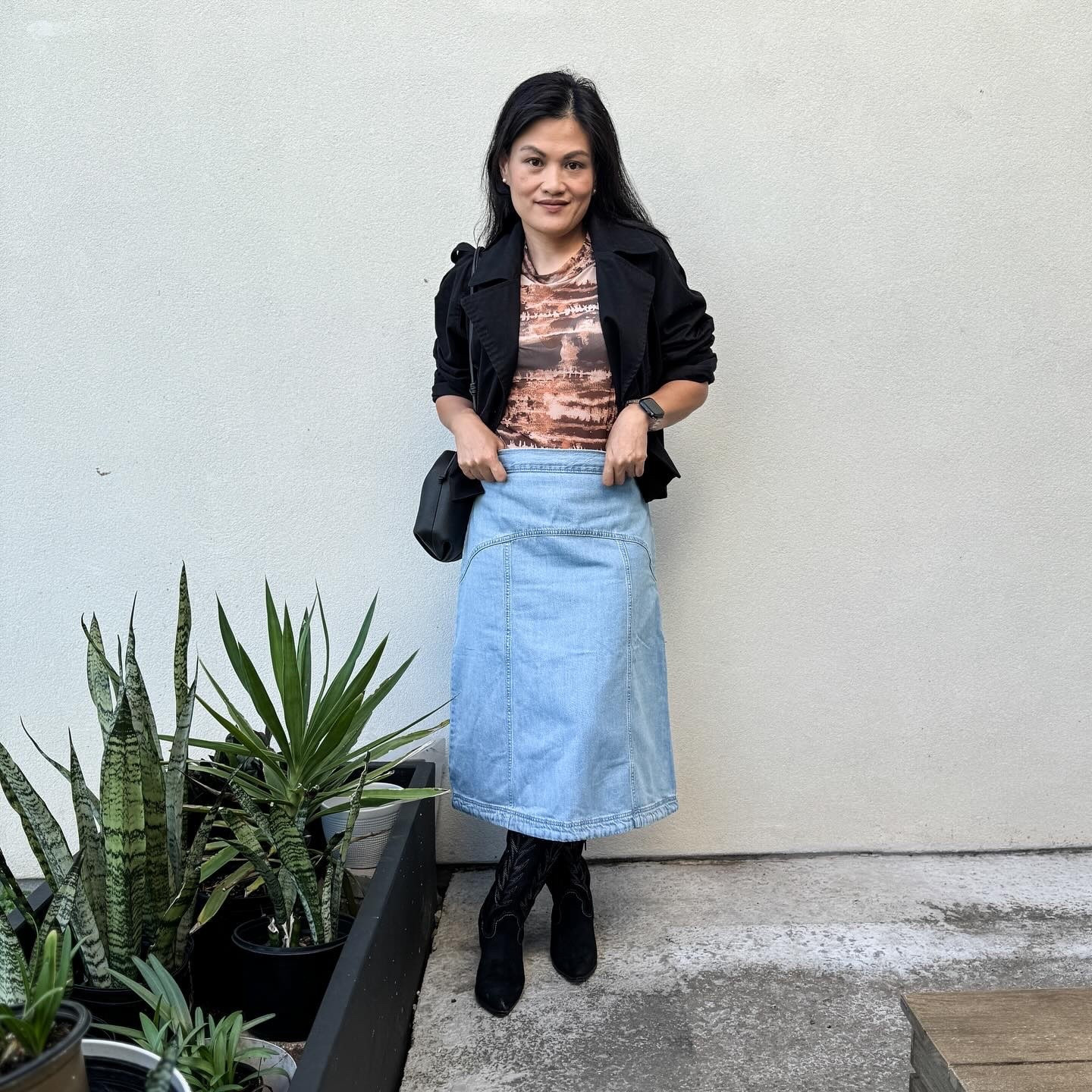 The skirt was another clearance find. I’ve been loving anything denim lately. 😊

𝐎𝐔𝐓𝐅𝐈𝐓 𝐃𝐄𝐓𝐀𝐈𝐋𝐒:
Boots: @target ; Skirt: @oldnavy ; Top: @missguided ; Jacket: @hm ; Bag: @polene_paris 

#osipskirtweek #falltransition #transitionalstyle #petitestyle #fallstyleinspo #falllookbook #falllook #denimskirt #boots