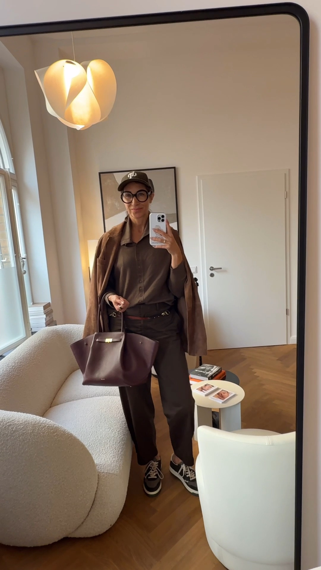 Look du jour. Mein Look mit 55. Lässig, bequem und trotzdem besonders.

Zum oversized Wildlederblazer habe ich euch ähnliche Modelle verlinkt. Die Strickjacke trage ich zugeknöpft in Größe M. Sie fällt schön locker.

Die Hose habe ich bewusst in Größe 42 gewählt, damit sie lässiger sitzt. Am Saum ist sie geknöpft und bekommt dadurch eine leichte Ballonform. Ihr könnt sie aber auch offen tragen.

Sneaker, Cappy und meine Maxi Bag, in die wirklich alles reinpasst. Fertig ist der Look.

#LTKFashionMonth #LTKü50 #LTKstyletip