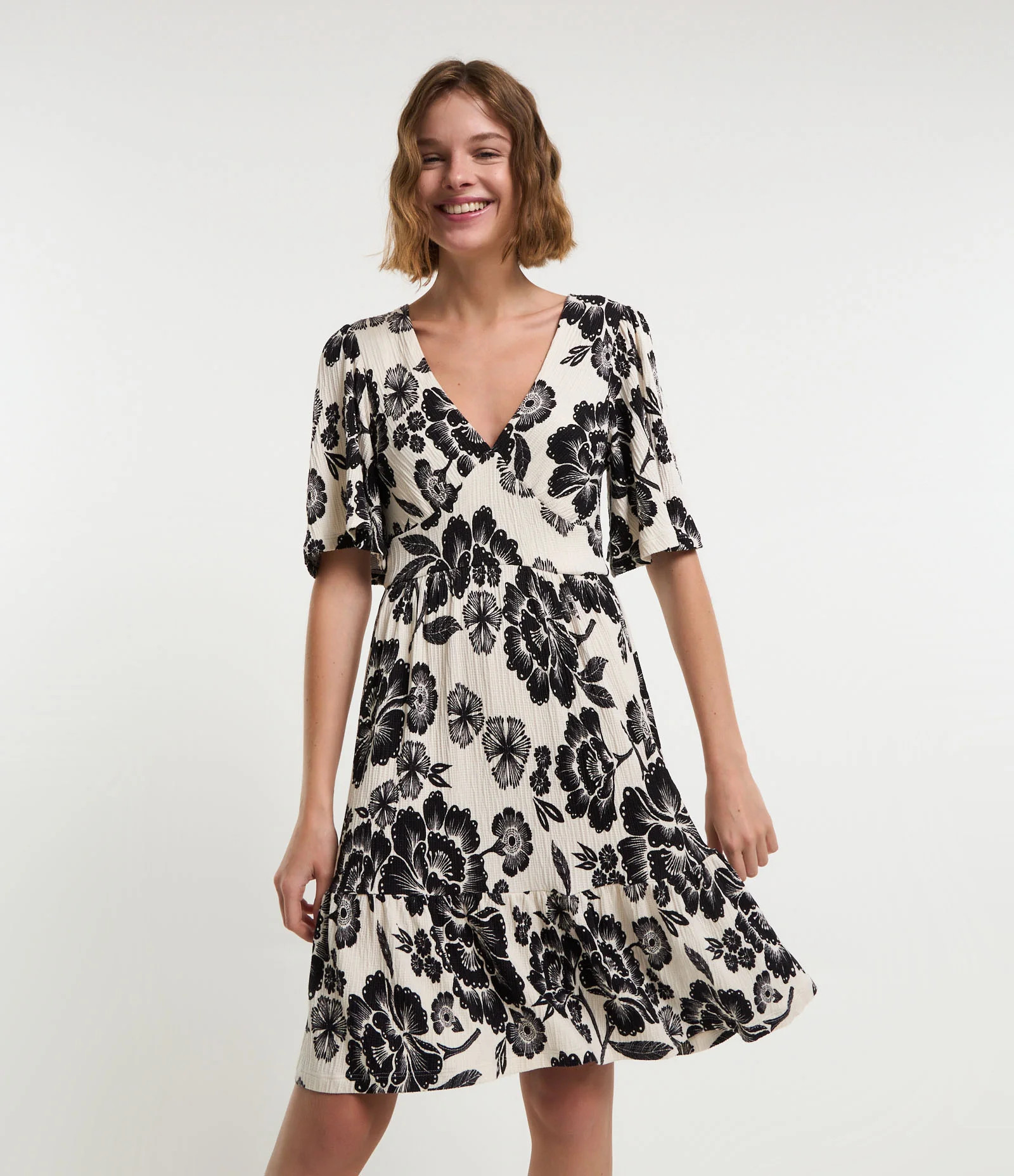Vestido Curto Texturizado com Manga Godê e Estampa Floral Branco/Preto - Lojas Renner | Renner (BR)