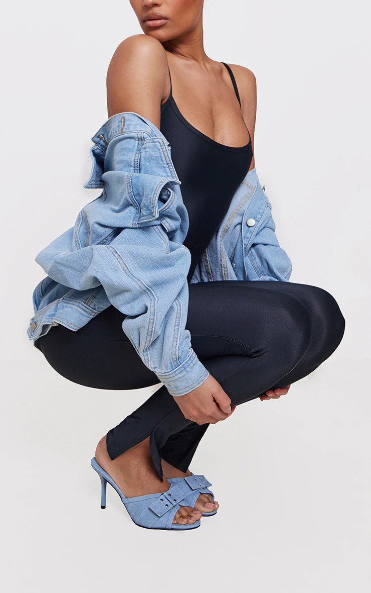 Mules en jean à bride boucle et bout rond | PrettyLittleThing (FR)