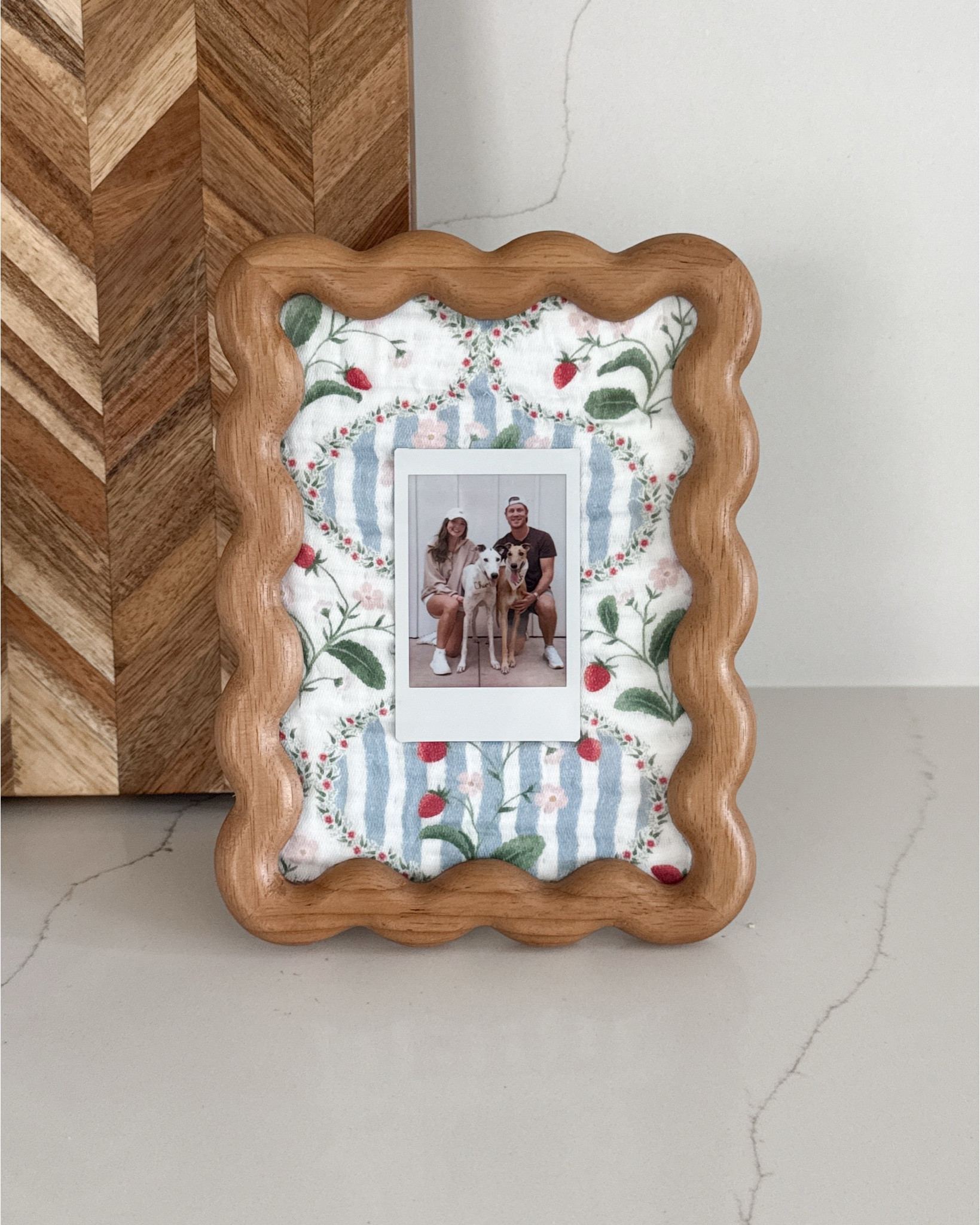 You guys know I love a good frame DIY🍓📸🪴 this is an easy one to do at home with any frame, an old dish towel, shirt, sheets, or any fabric you have around!