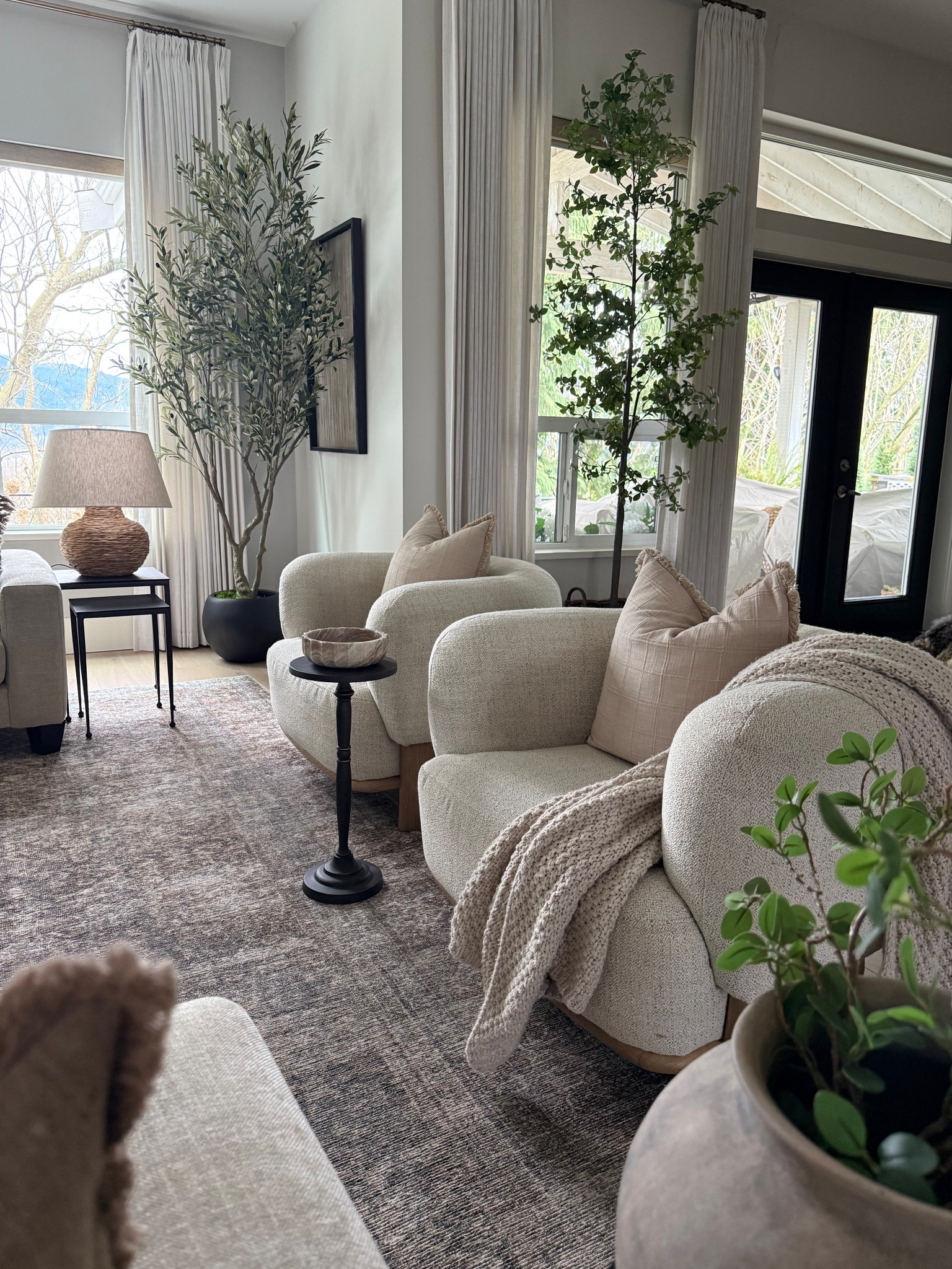 Current living room situation✨
I’ve been swapping out some of the heavier throws and pillows for a lighter look...