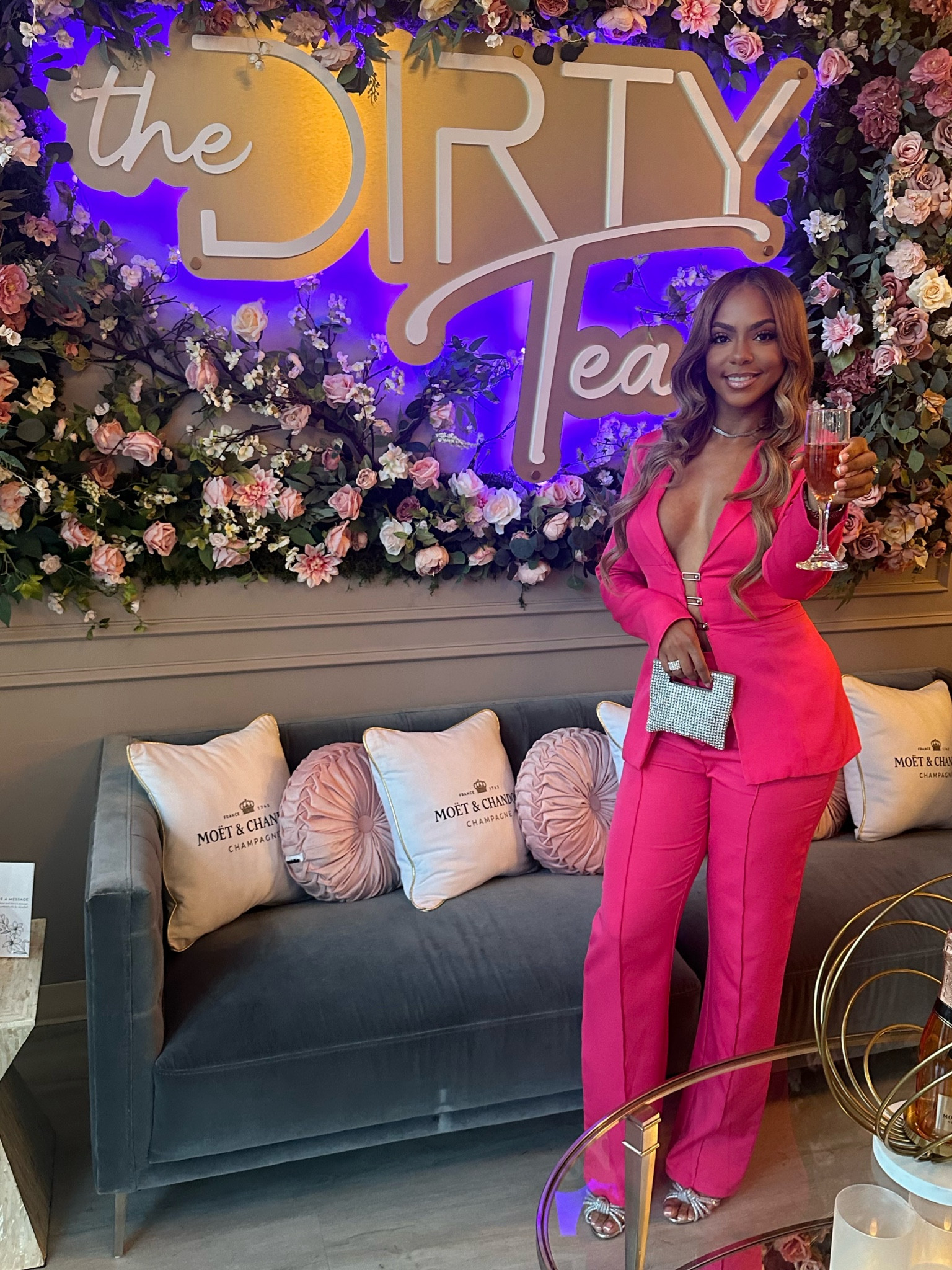 Afternoon Tea Party 💕☺️

Blazer: Size 6
Pants: Size 8
Height: 5”9