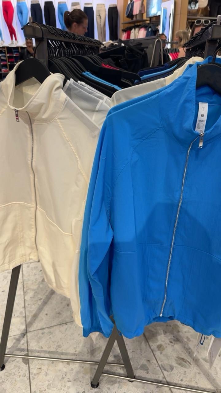 These new windbreaker jackets from
Lululemon will definitely sell out! Wear with athletic wear OR with denim! So chic! 🔥🔥🔥 run oversized.. I got smalls 