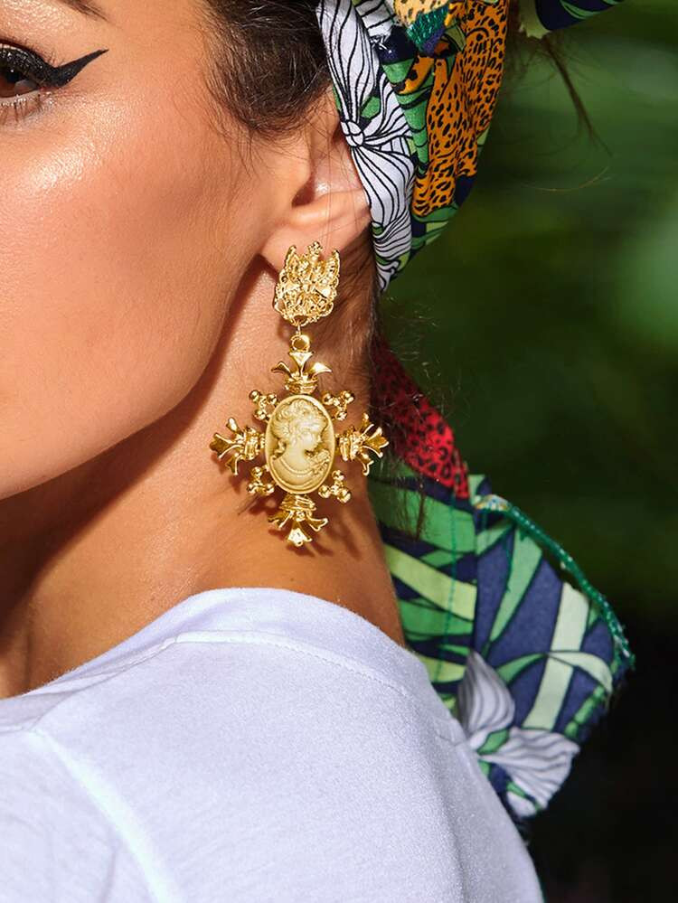 1pair Metallic Embossed Figure Drop Earrings | SHEIN