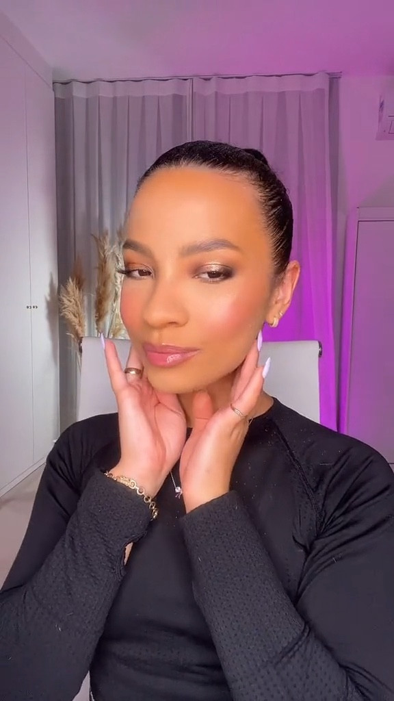 Você nunca mais vai sair com a base errada de casa. Já envia esse vídeo pra sua amiga, e salva pra não esquecer 🥰

#LTKbeauty #LTKbrasil