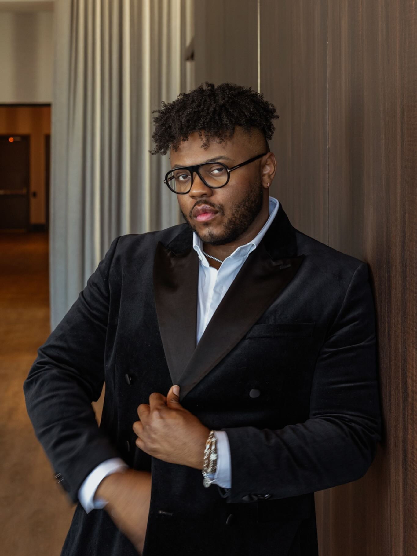 Nothing says date night quite like a sharp blazer.

Valentine’s Day weekend has officially arrived, consider this your cue to rethink evening dressing. Clean lines instantly make you look sharp, structured shoulders, a defined waist, and tailoring that frames the body with intention. 

Make it your own with styling. For this look, I went with flared trousers, a crisp shirt left slightly undone, and cowboy boots for a little edge. When it comes to date night, keep the palette simple. Let the silhouette do the talking.

If you’re looking for date night inspiration, start with the blazer and build the story from there.

#datenightoutfits #valentinesoutfitmen #valentinesdayoutfitmen