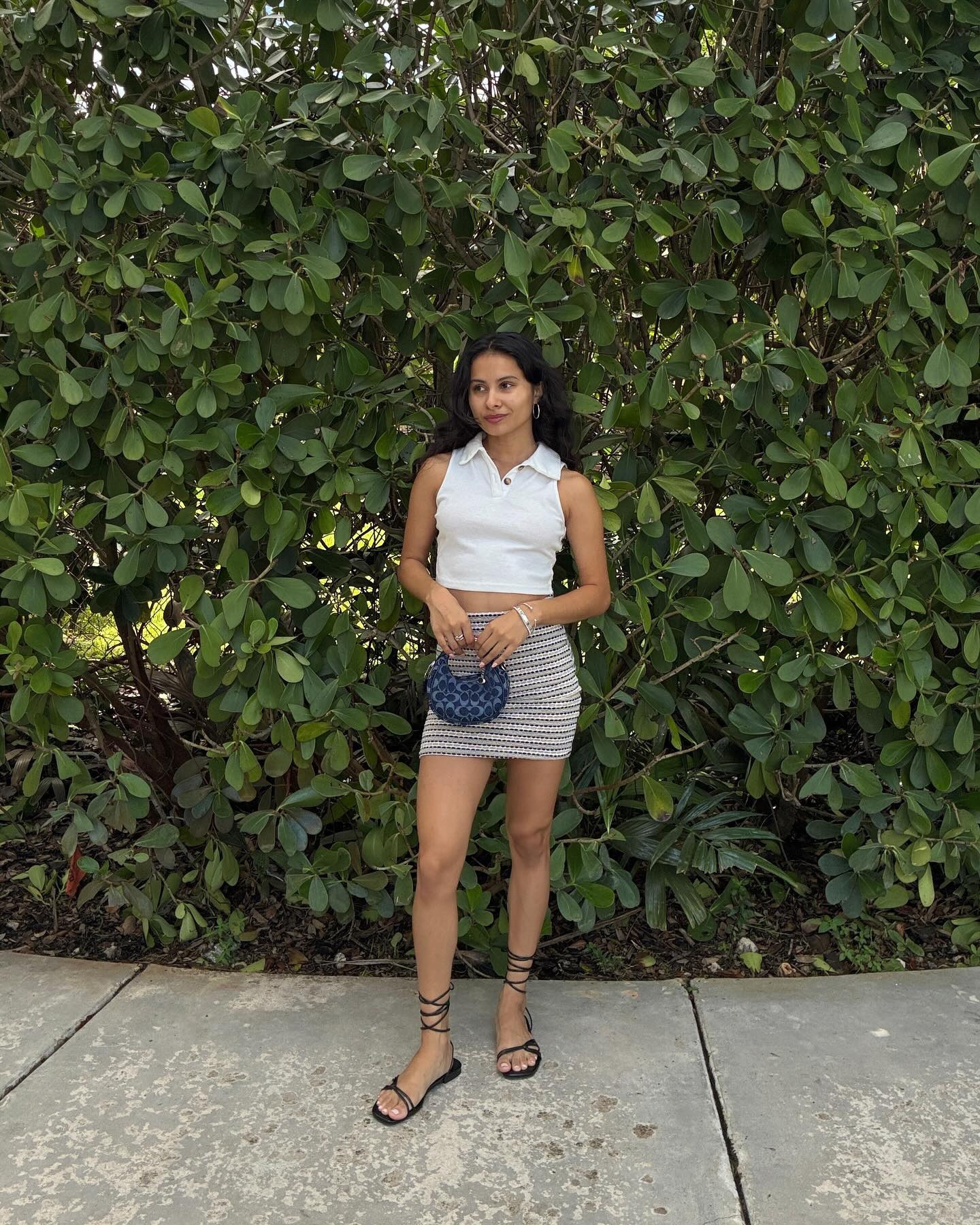 Casual look of the day✨

#skirtoutfit #whitecroptop #tieupsandals #outfitinspo #fashiongirly #miamiinfluencer #miamifashionblogger