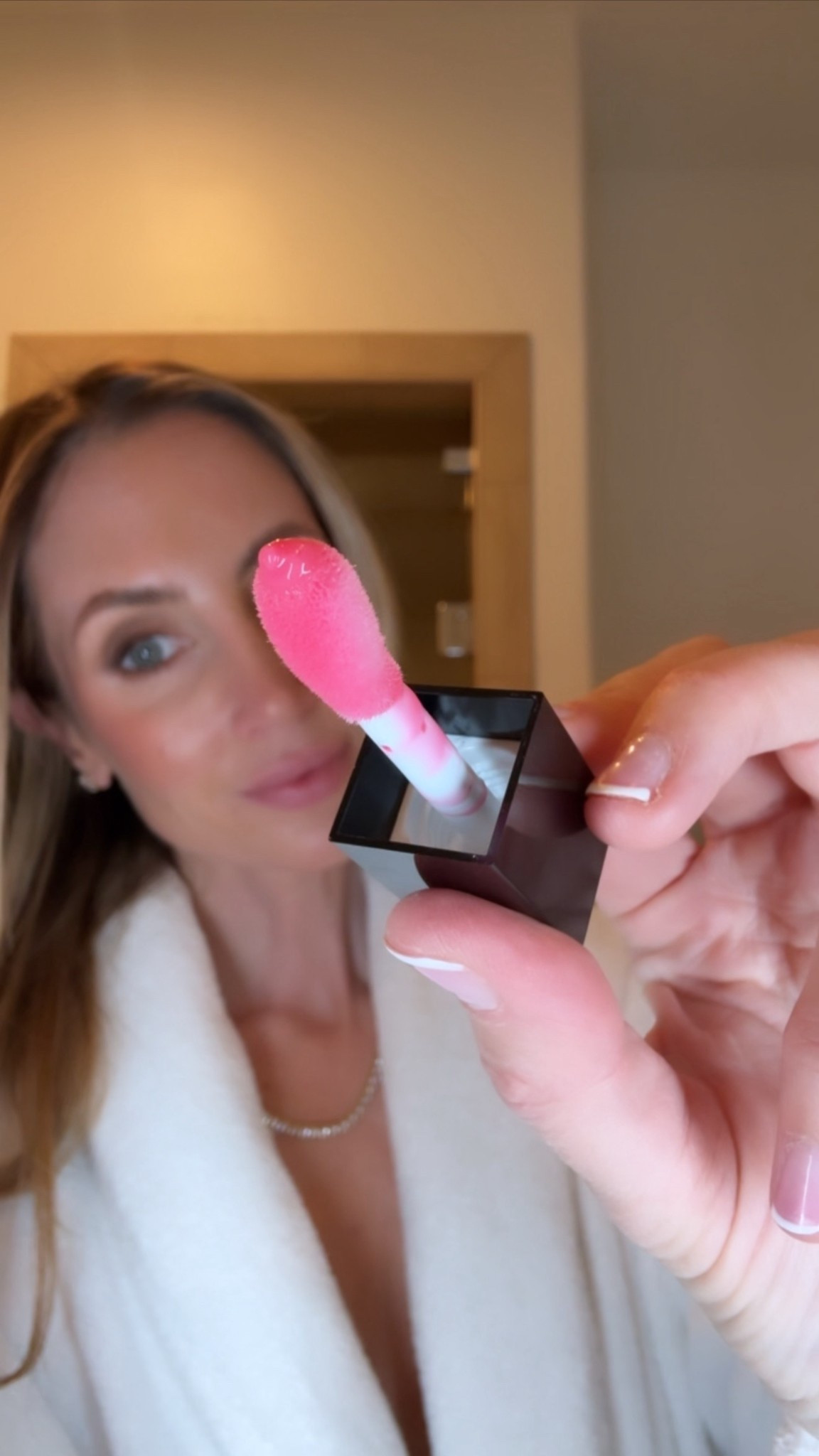 This lip gloss is so good and instantly elevates any look. I’m always blown away by e.l.f. Cosmetics. #elfpartner @elfcosmetics