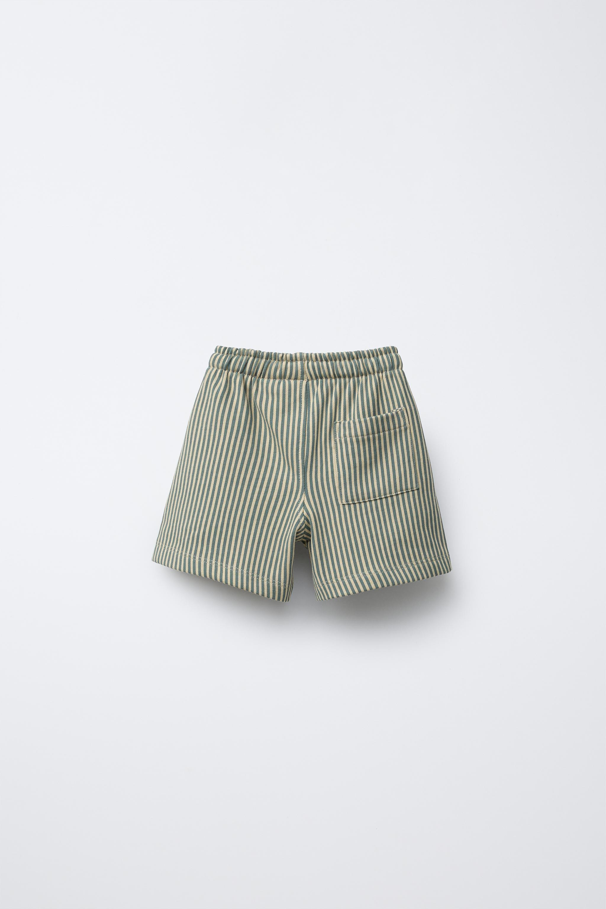 Plush shorts with elastic waistband and adjustable front drawstring. Pockets with piping detail a... | Zara US