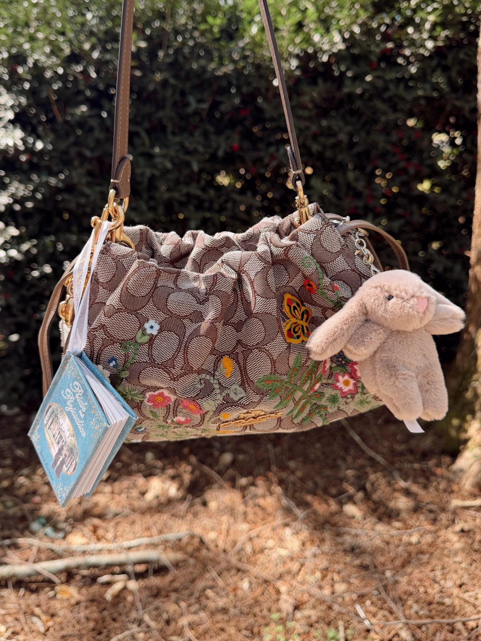 Bag of the day 🌸 Easter & spring vibes with the florals and bunny charm 🐰
The pride and prejudice mini book charm is also back in stock! 

