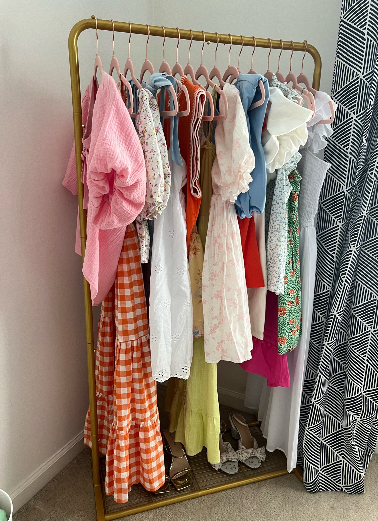 the cutest gold clothing rack from amazon! with rose gold hangers 🩷