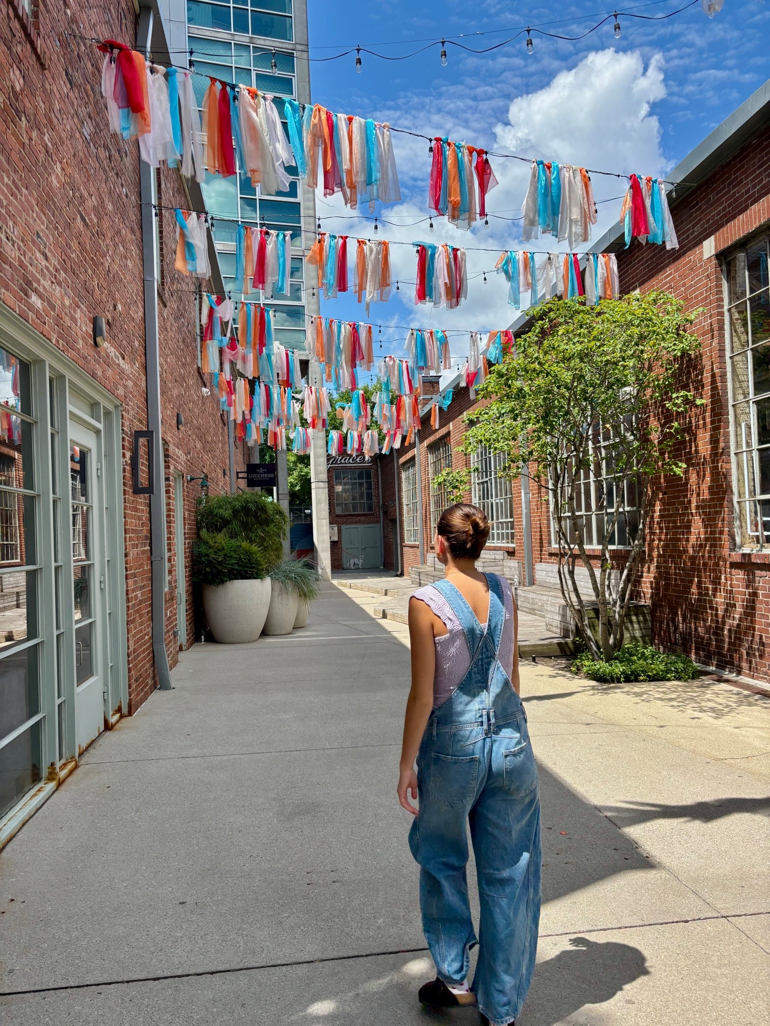 Was strolling around Nashville & knew barrel overalls were the MOVE

#LTKStyleTip #LTKTravel #LTKSeasonal