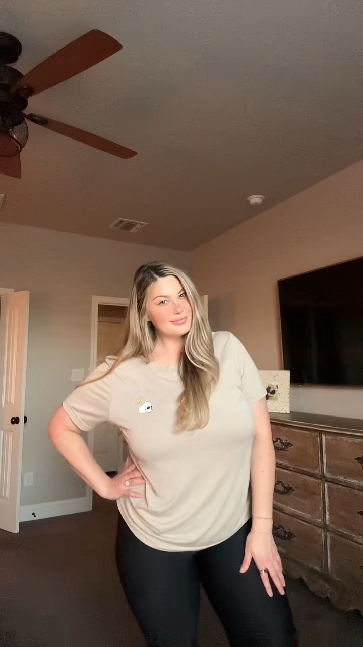 Transform your workout with these body sculpting leggings! Designed for ultimate tummy control, they smooth and shape your curves while reducing the appearance of cellulite. Plus, the special alignment design offers extra knee and muscle support during every move. Whether you're hitting the gym or running errands, these leggings have you covered! 