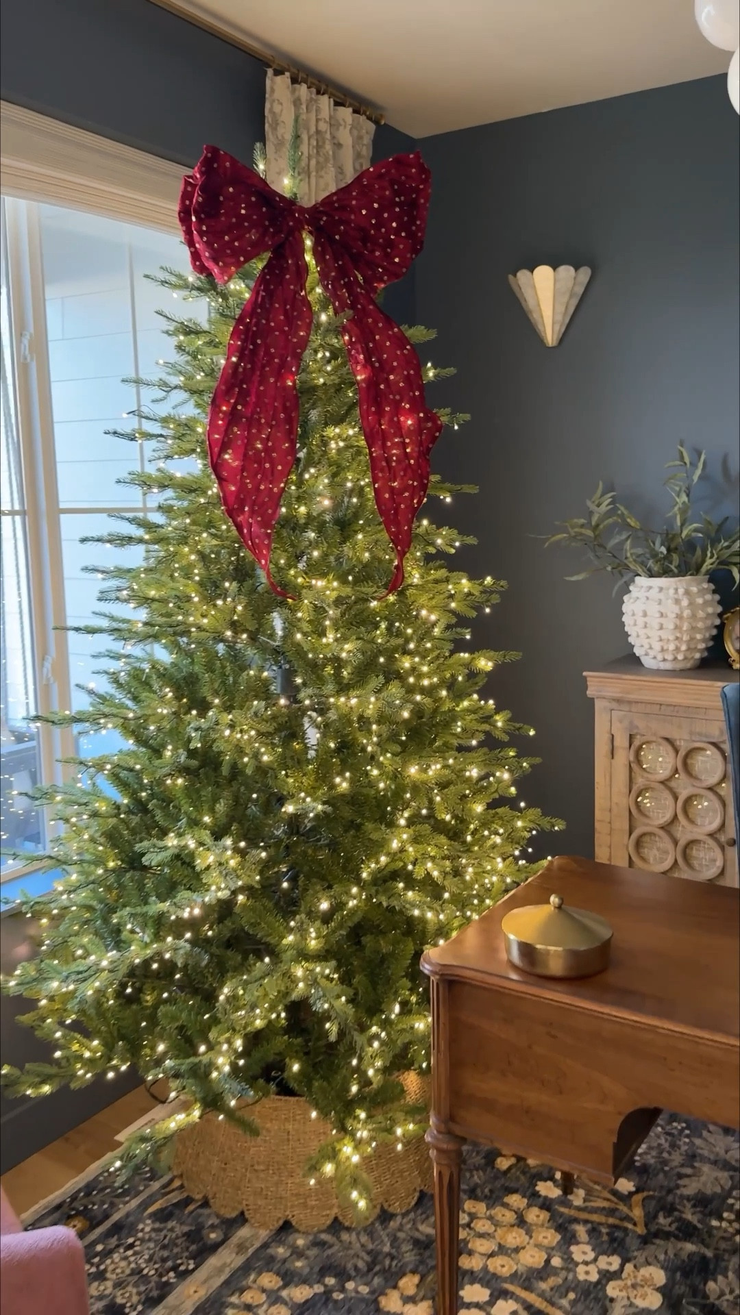 Office 🎄✨ 

Scalloped tree collar 
Christmas tree
Christmas decor 
Christmas bow 
Twinkle tree



#LTKHome #LTKHoliday #LTKSaleAlert