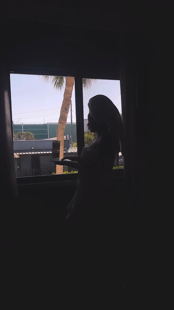 flight attendants experience higher rates of stress & burnout than most people think…and for me, just getting out the room even for a little makes a huge difference ✈️
.
.
#flightattendantlife #flightattendant #traveldiaries #travelcontentcreator #lifelately Atlanta travel creator, Atlanta content creator, black women traveling, black flight attendants, life of a flight attendant