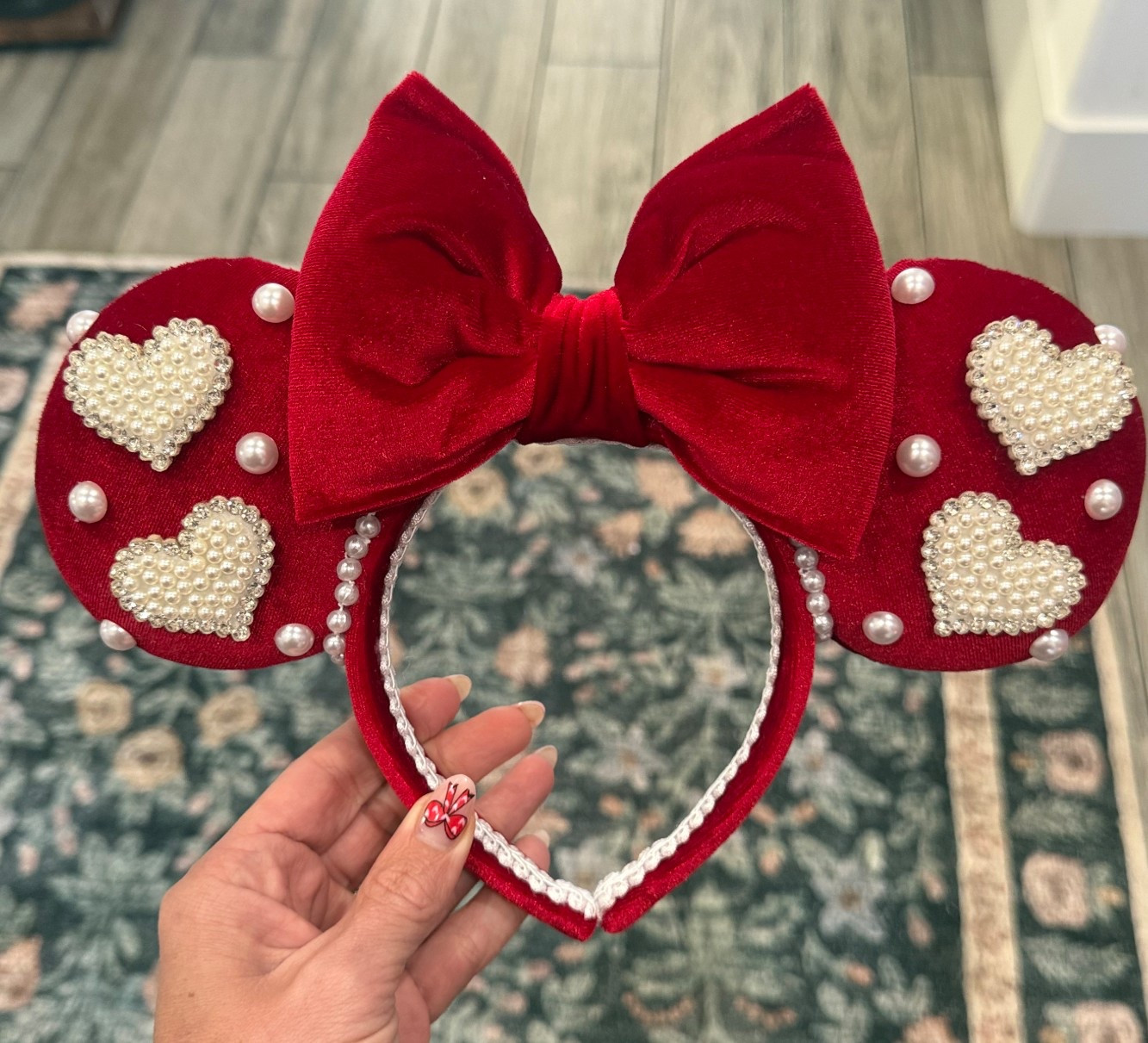 The cutest Disney ears of all times!!! 

Valentine’s Day at Disney world 
Disney World 
Mickey ears
Girl Disney ears 

#LTKootd #LTKFindsUnder50