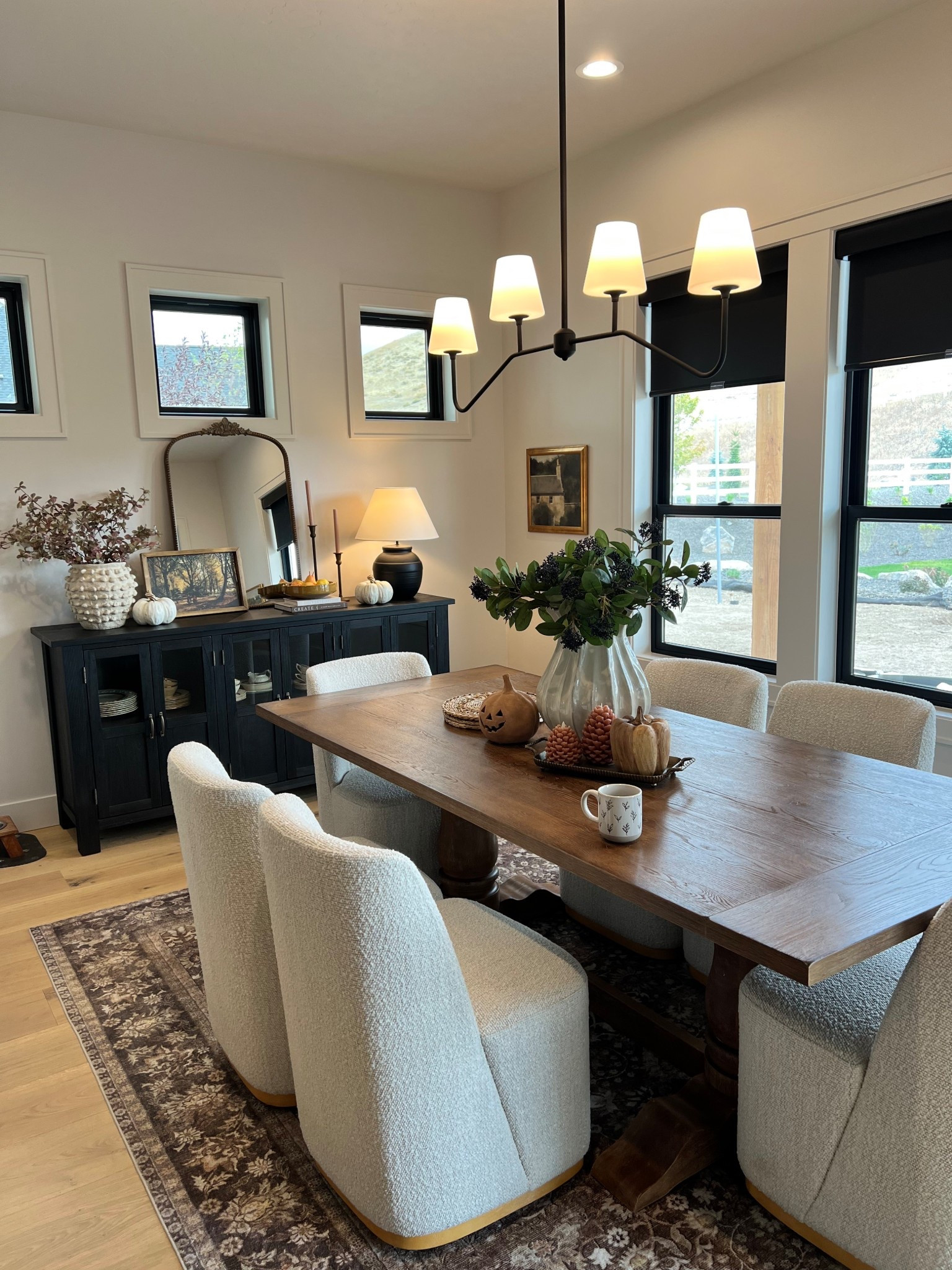 Dining space❤️

#LTKHome #LTKOver40 #LTKSeasonal