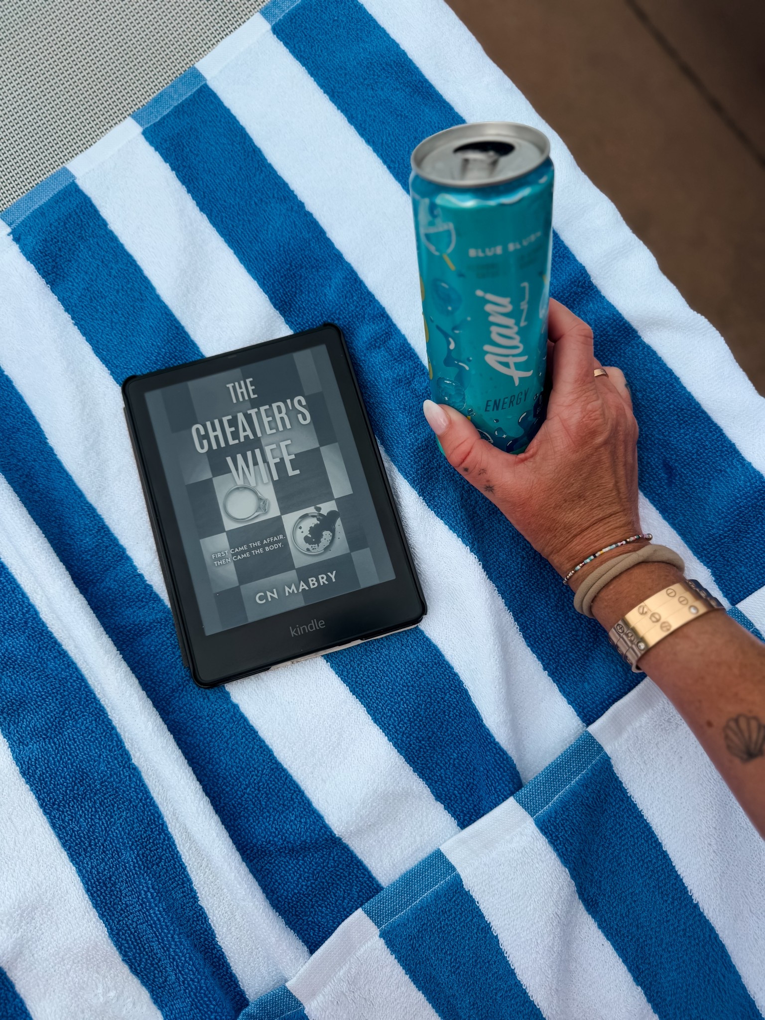 Currently reading the cheater’s wife a psychological thriller 
Summer reading on the kindle  
Kindle unlimited Alani nu