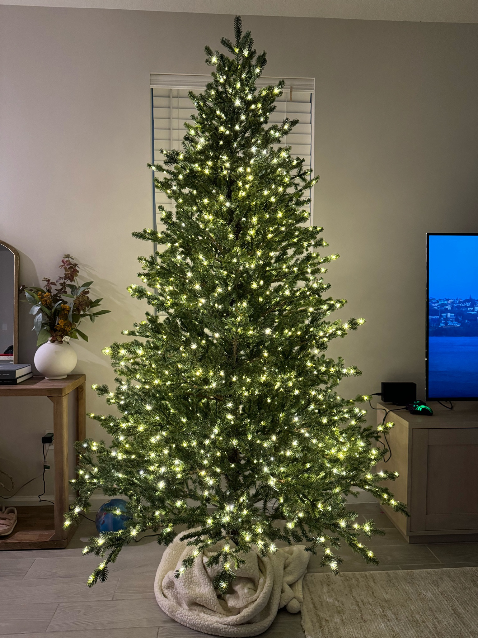 Viral Home Depot tree!! 🤍🤍🎄

#LTKHome #LTKSeasonal #LTKHoliday