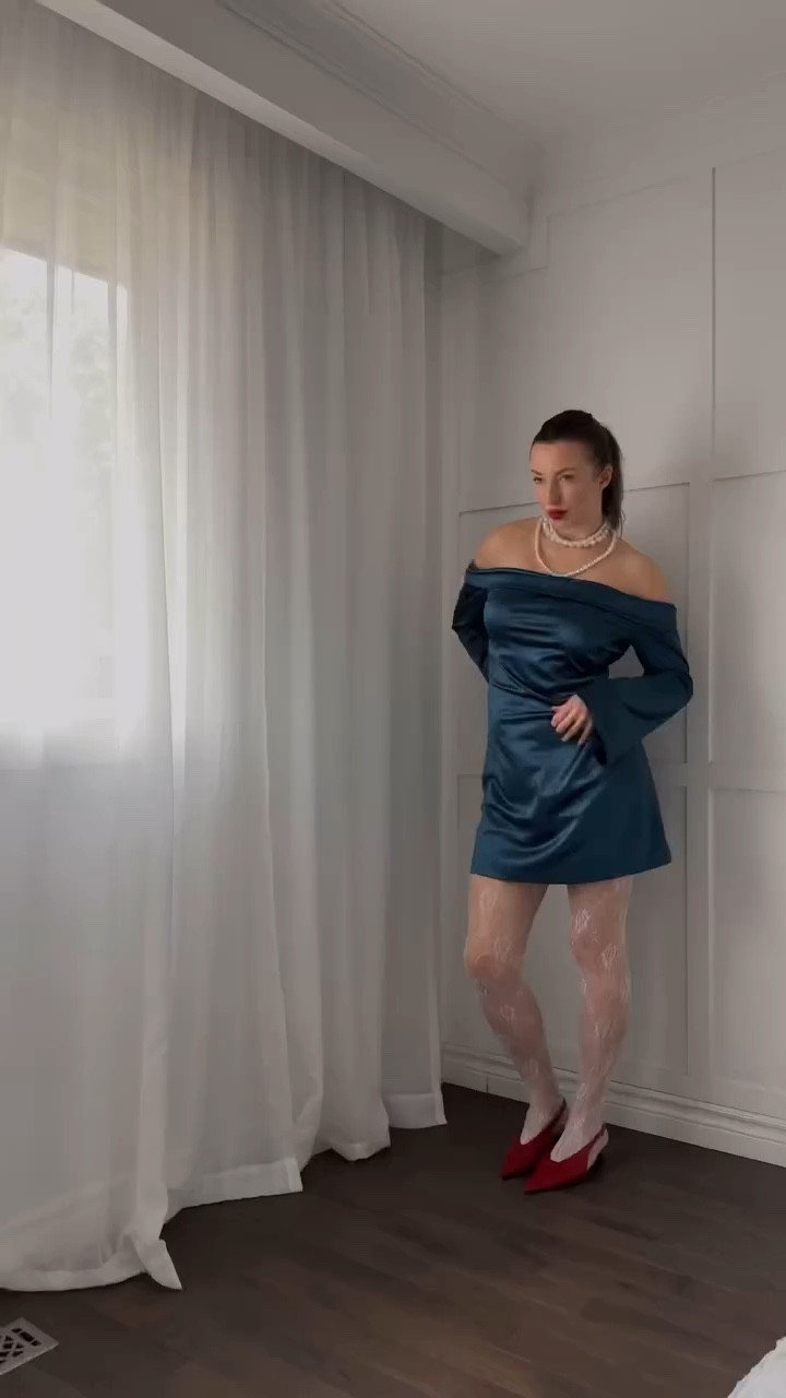 An off-the-shoulder dress? Always a good idea—let’s style it! @celimoya.official 

#ugc #ugccreator #ugcfashion #fashioncontent #torontofashion #grwm #grwmoutfit #outfits