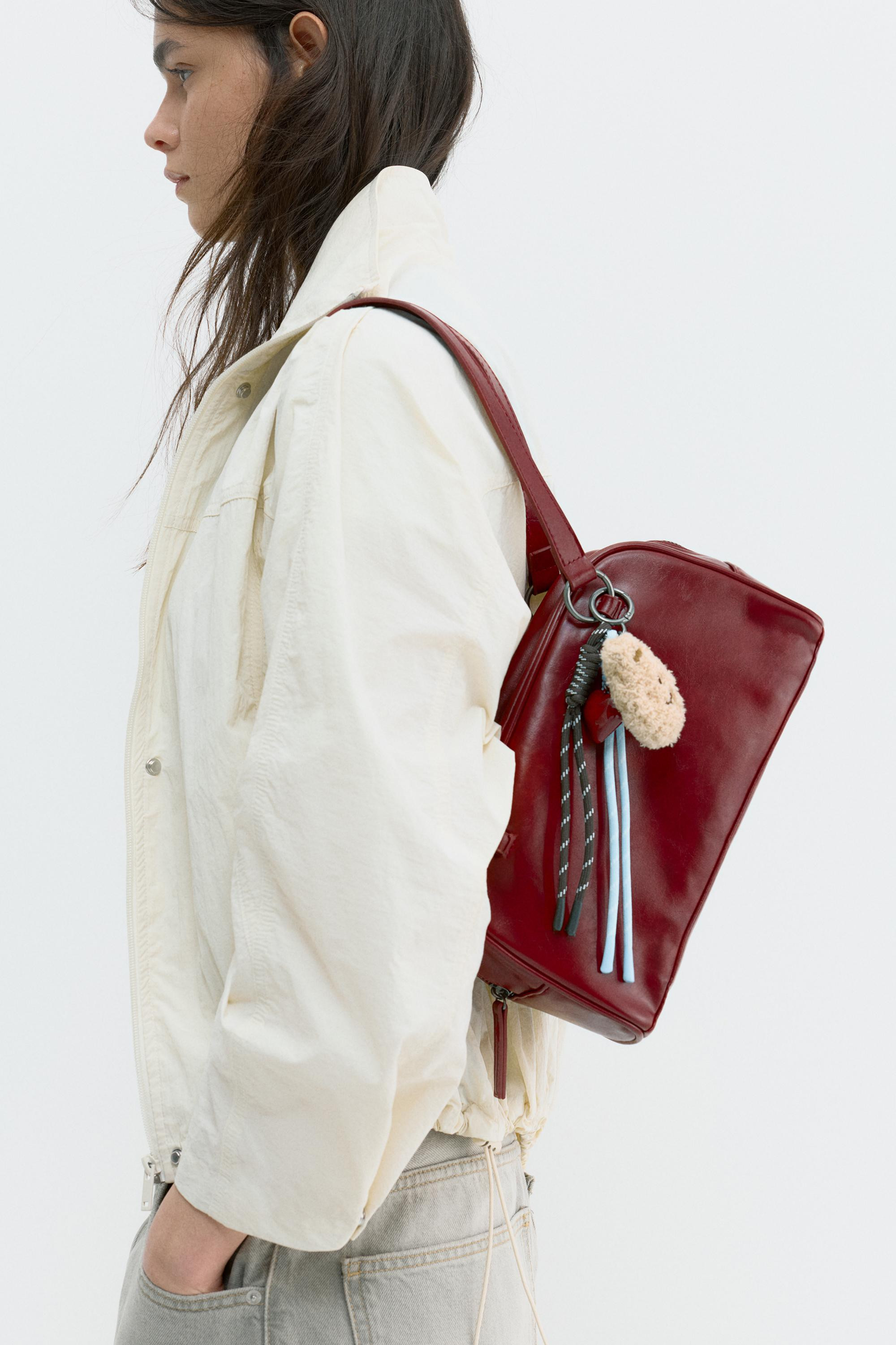 Schultertasche mit Zierde | Pull&Bear Deutschland | PULL and BEAR DE