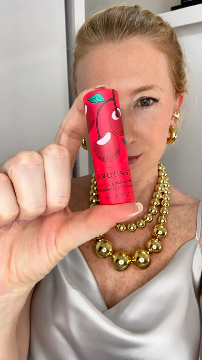 Balm labial hidratante cor Cherry 🍒 

#LTKVideo #LTKover40 #LTKbeauty