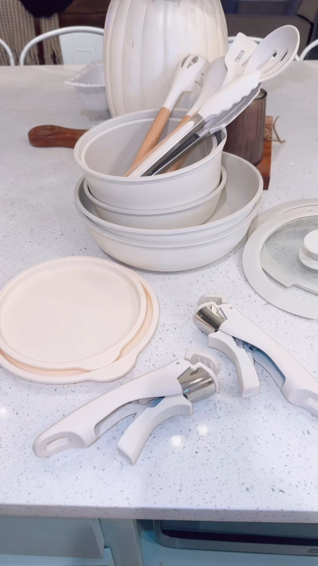 Obsessed with my new cookware set! On sale for $54.98 and she’s gorgeous!!