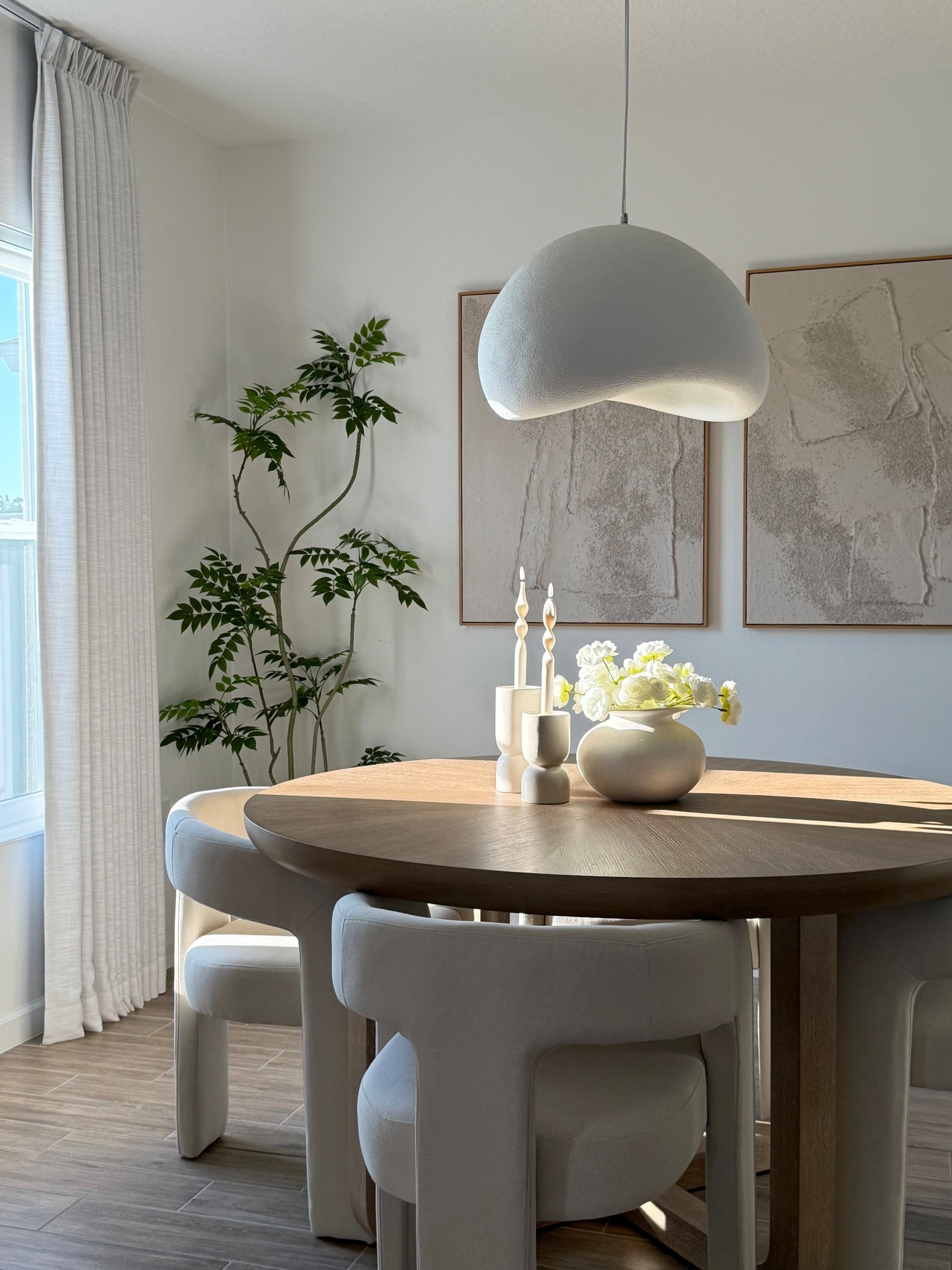 Dining room decor✨ | Dining round table from rooms to go!