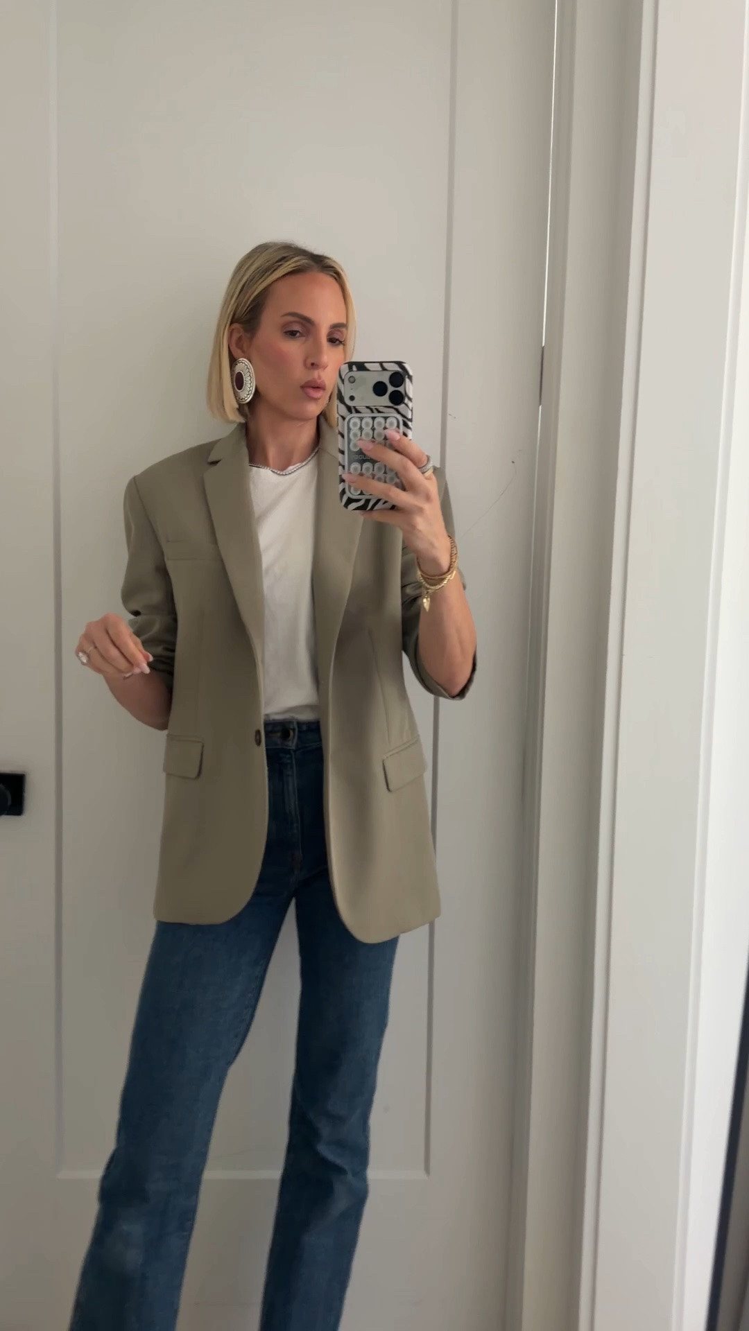This is going to be your classic fitted blazer. This is the one that makes you look expensive without even trying. I’m wearing a small. ￼

#LTKootd #LTKOver40 #LTKWorkwear