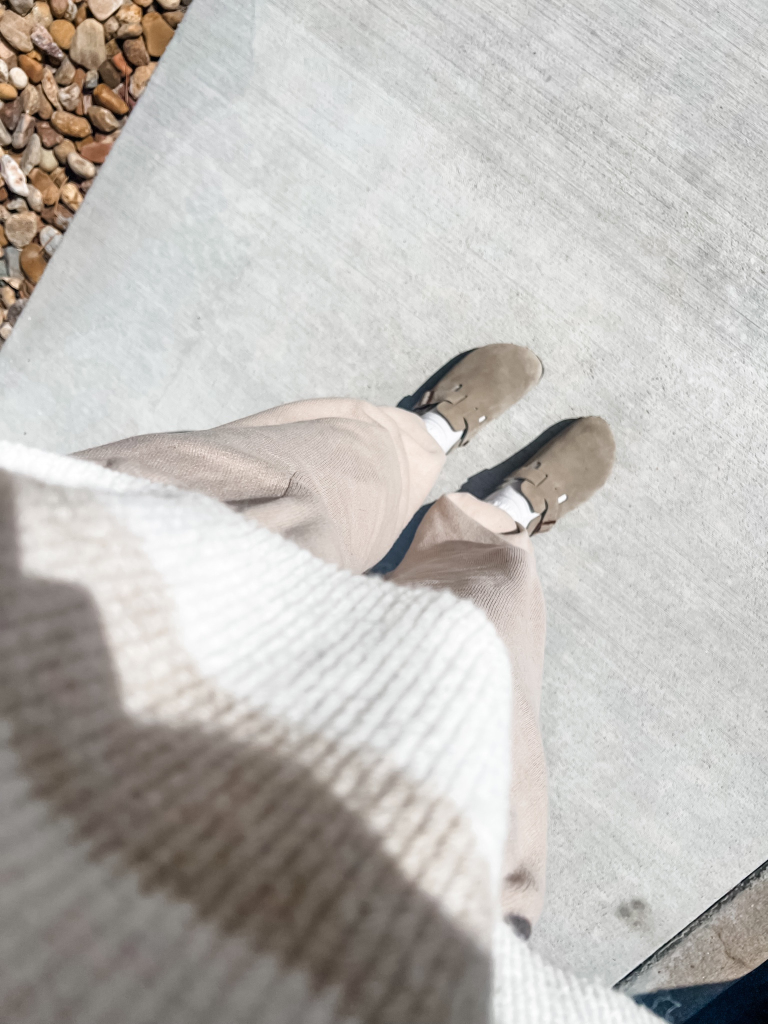 Looks like it's a neutral day! Literally spilled my coffee all over these pants 15 mins later 🤣🤣 but the suns out today so I'm a happy gal!!!!