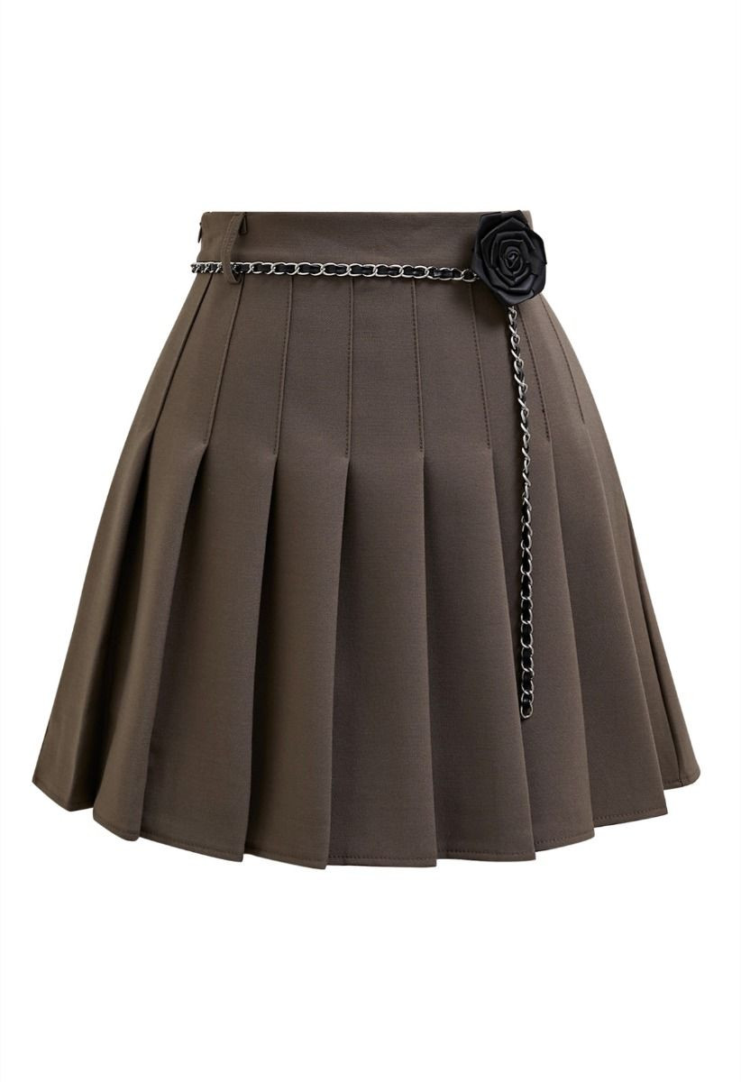 Minirock mit Falten und Rosenbrosche, Kettengürtel in Braun | Chicwish