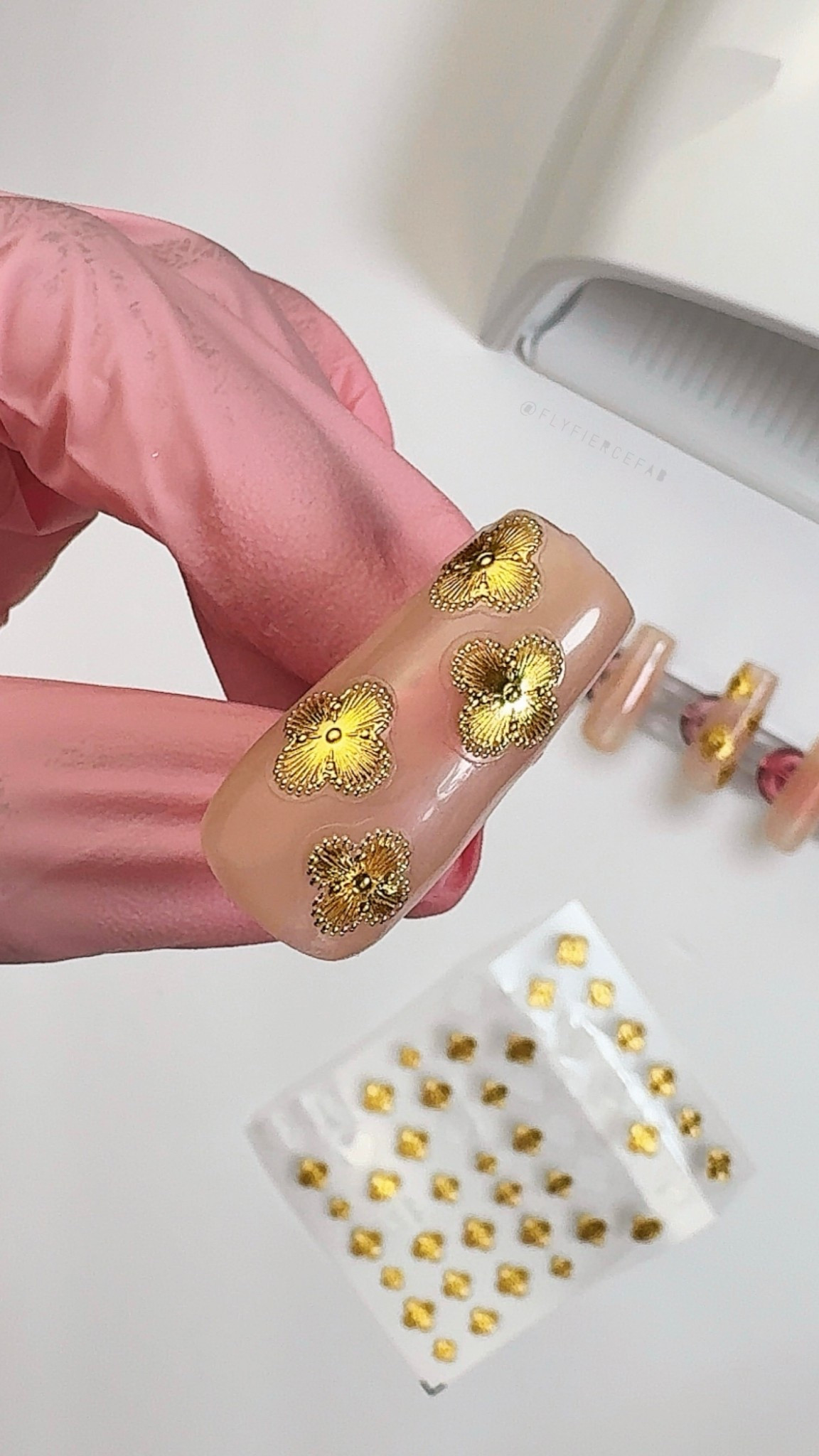 I love a good luxe nail set 😍💅🏾✨
These gold nail stickers are giving luxurious energy 

If you love that Van Cleef-inspired nails look… yeah, this is it 💅🏾✨

#LTKBeauty